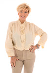 Blouse roezelkraag grote knopen creme