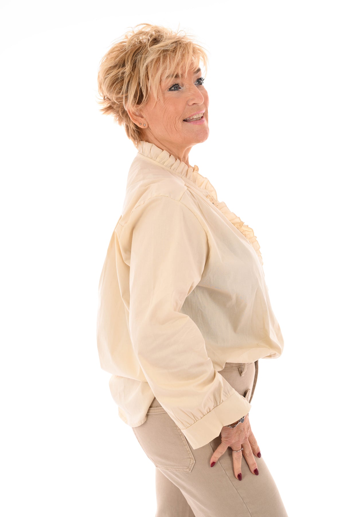 Blouse roezelkraag grote knopen creme