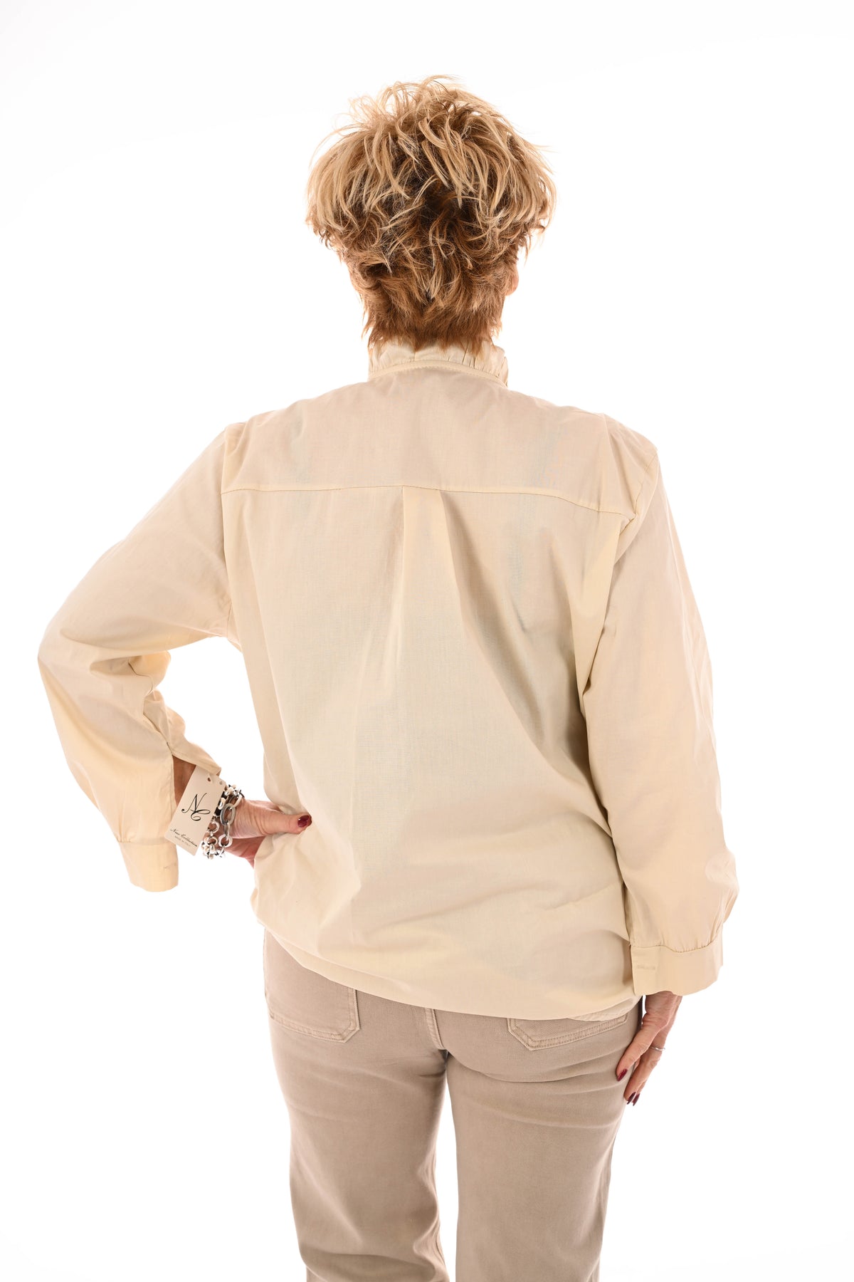 Blouse roezelkraag grote knopen creme