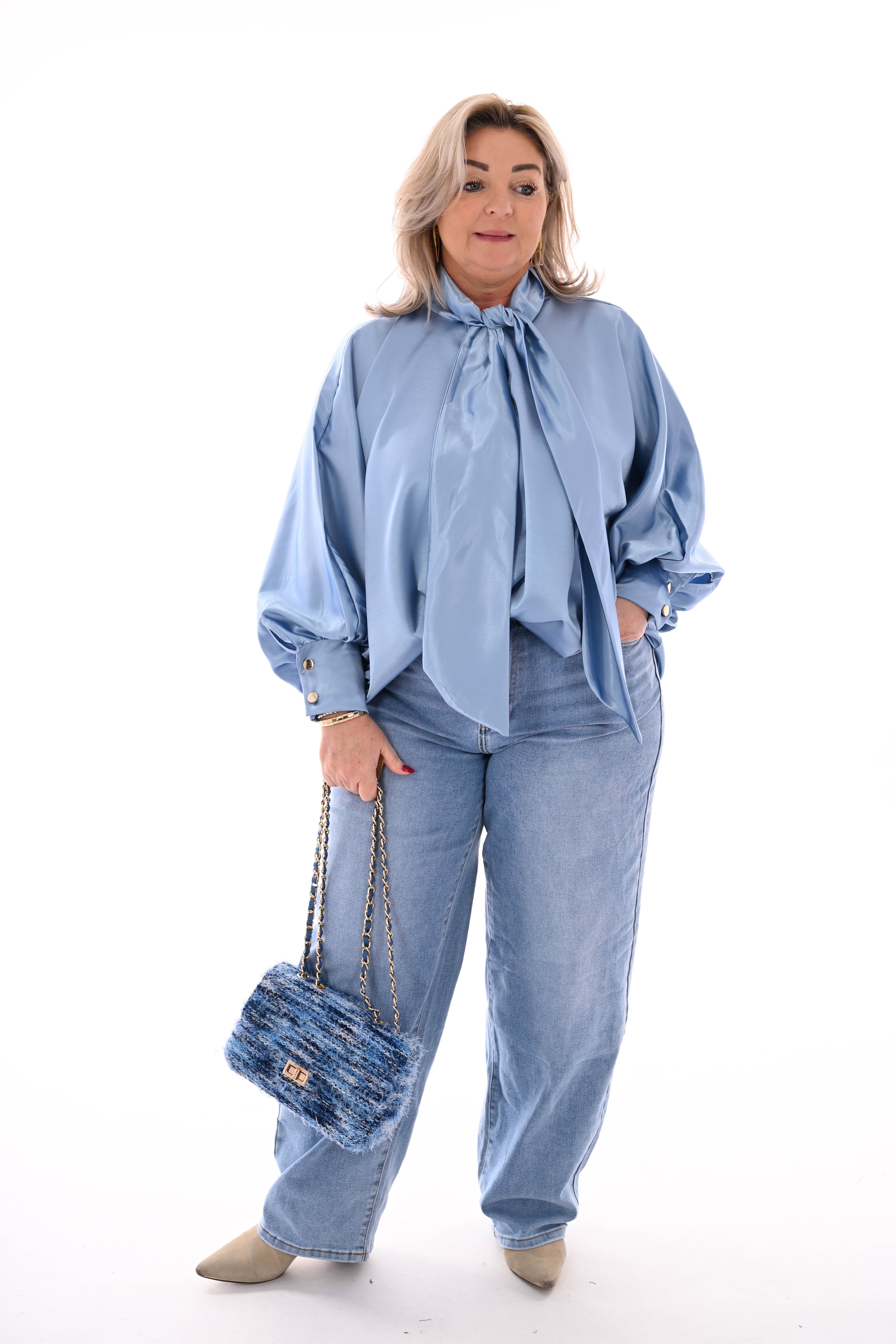 Silky blouse met strik lichtblauw
