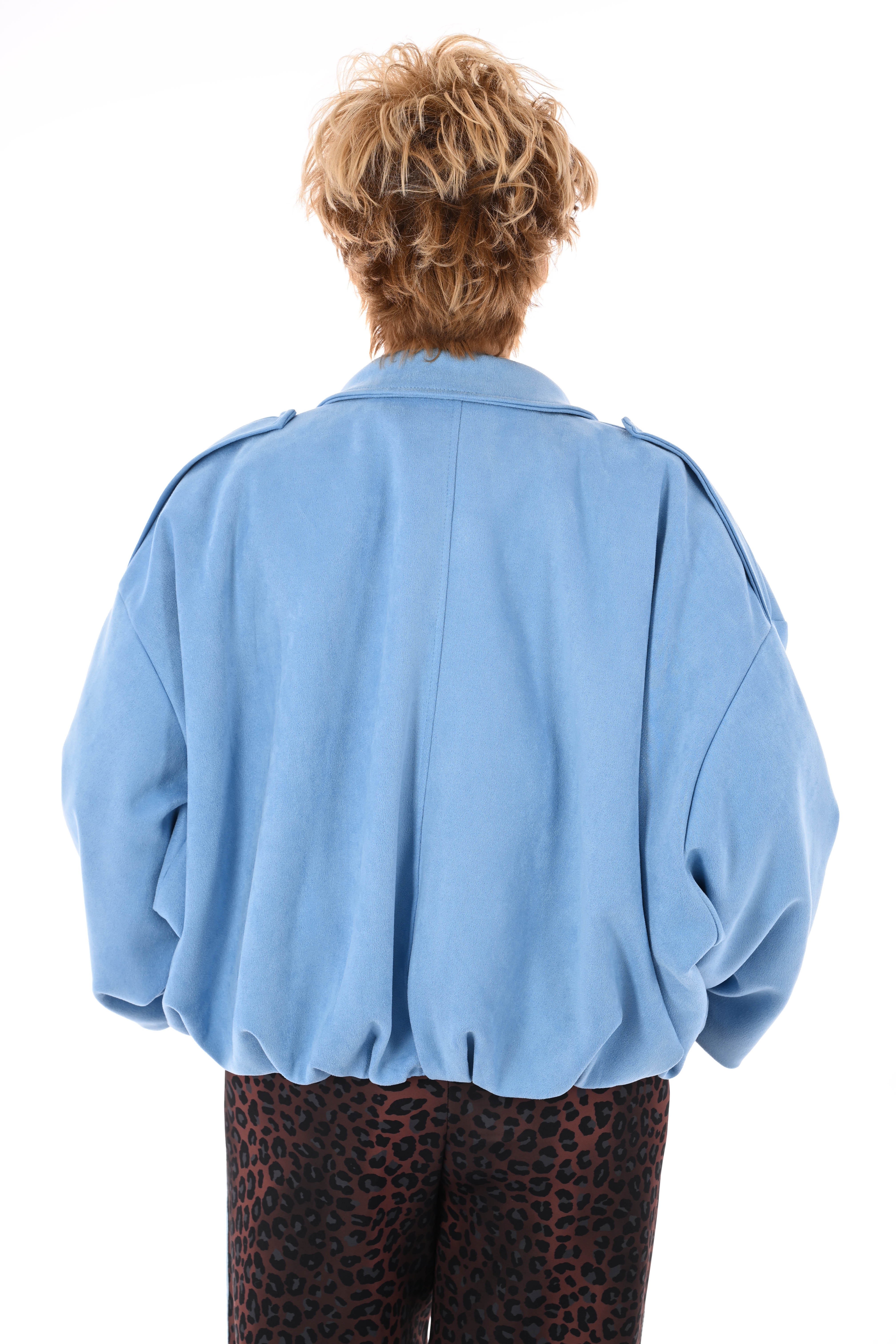 Kort suedelook jasje lichtblauw