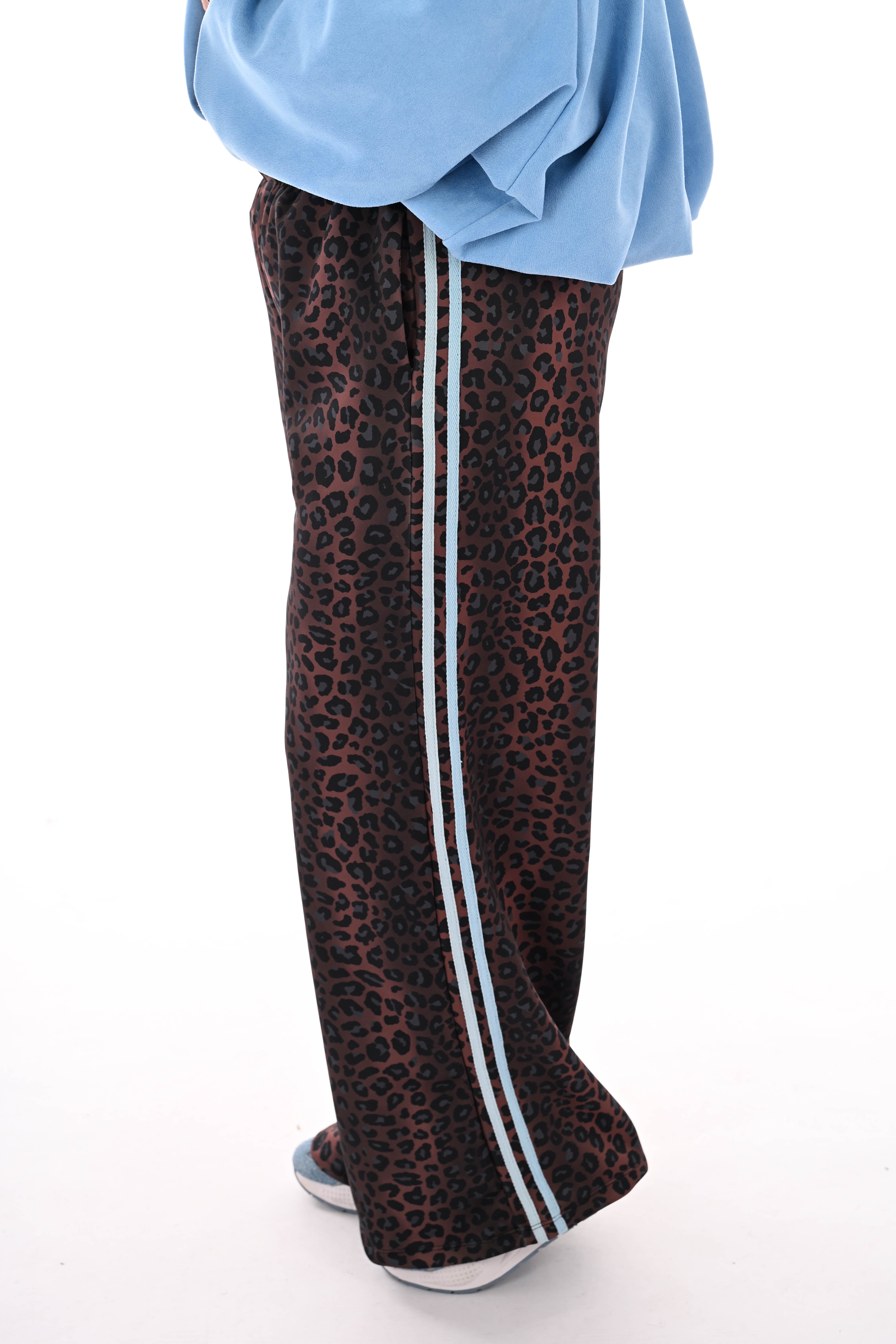 Wijde broek panterprint met strepenbies bruin/lichtblauw