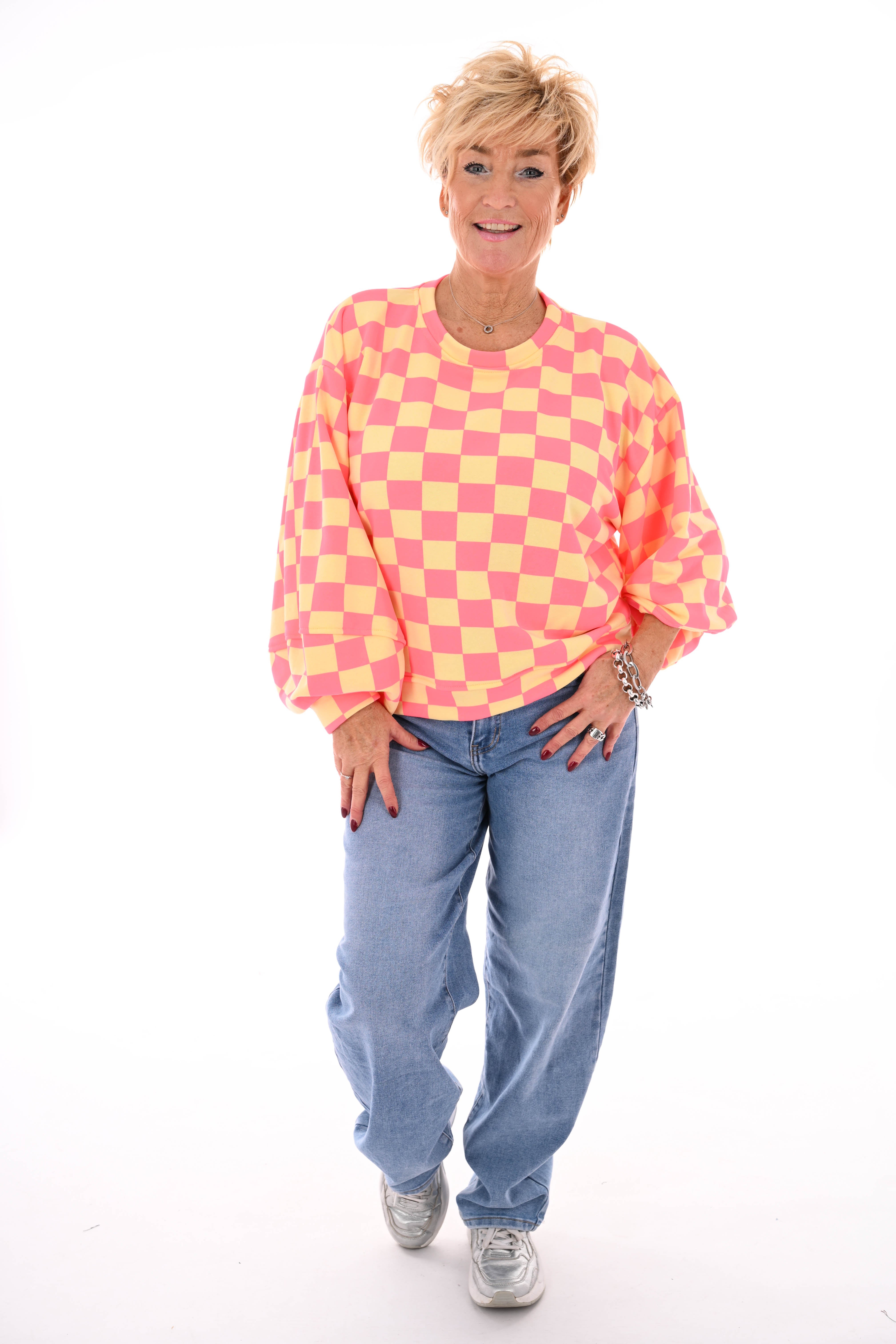 Geblokte sweater botergeel/felroze