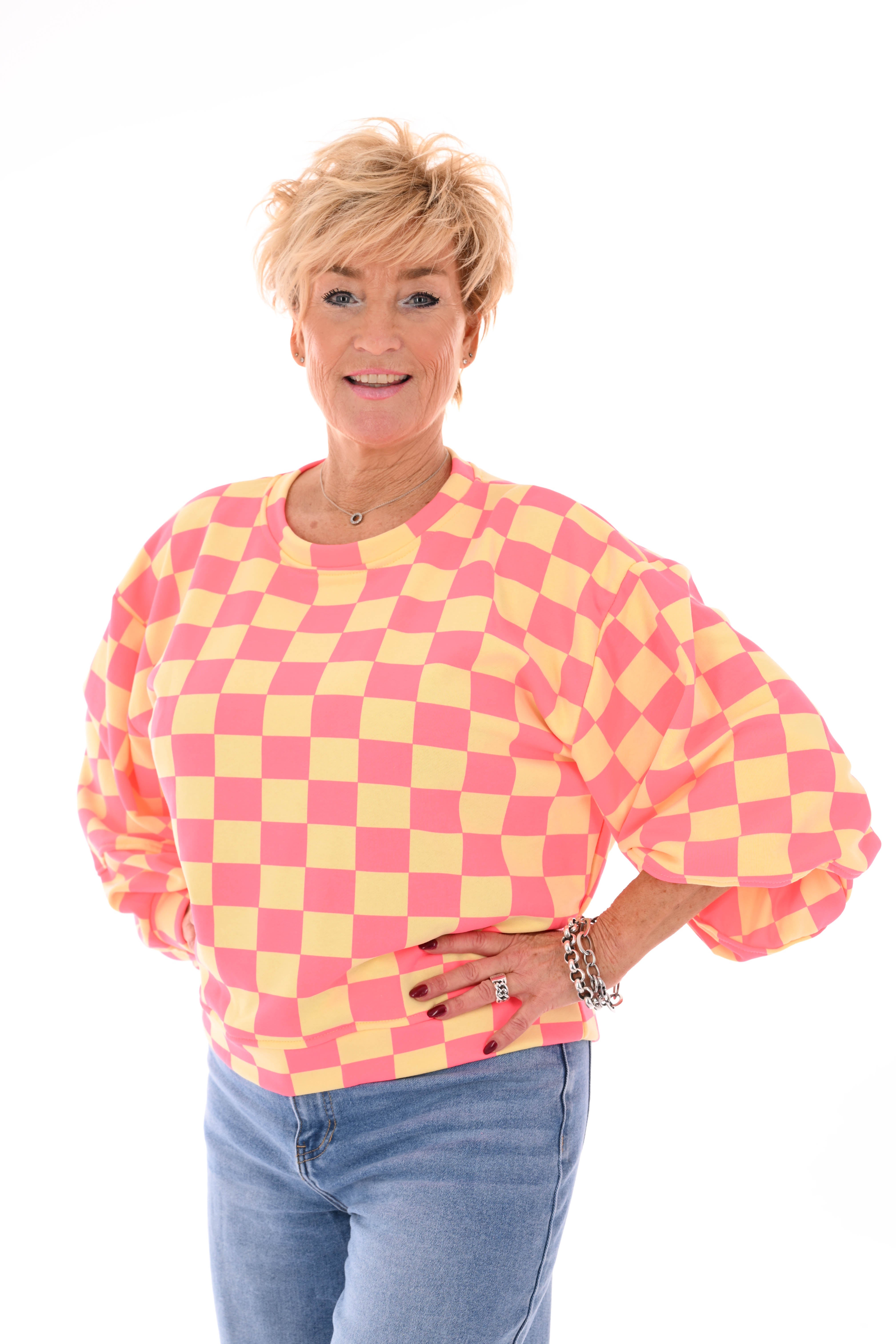 Geblokte sweater botergeel/felroze