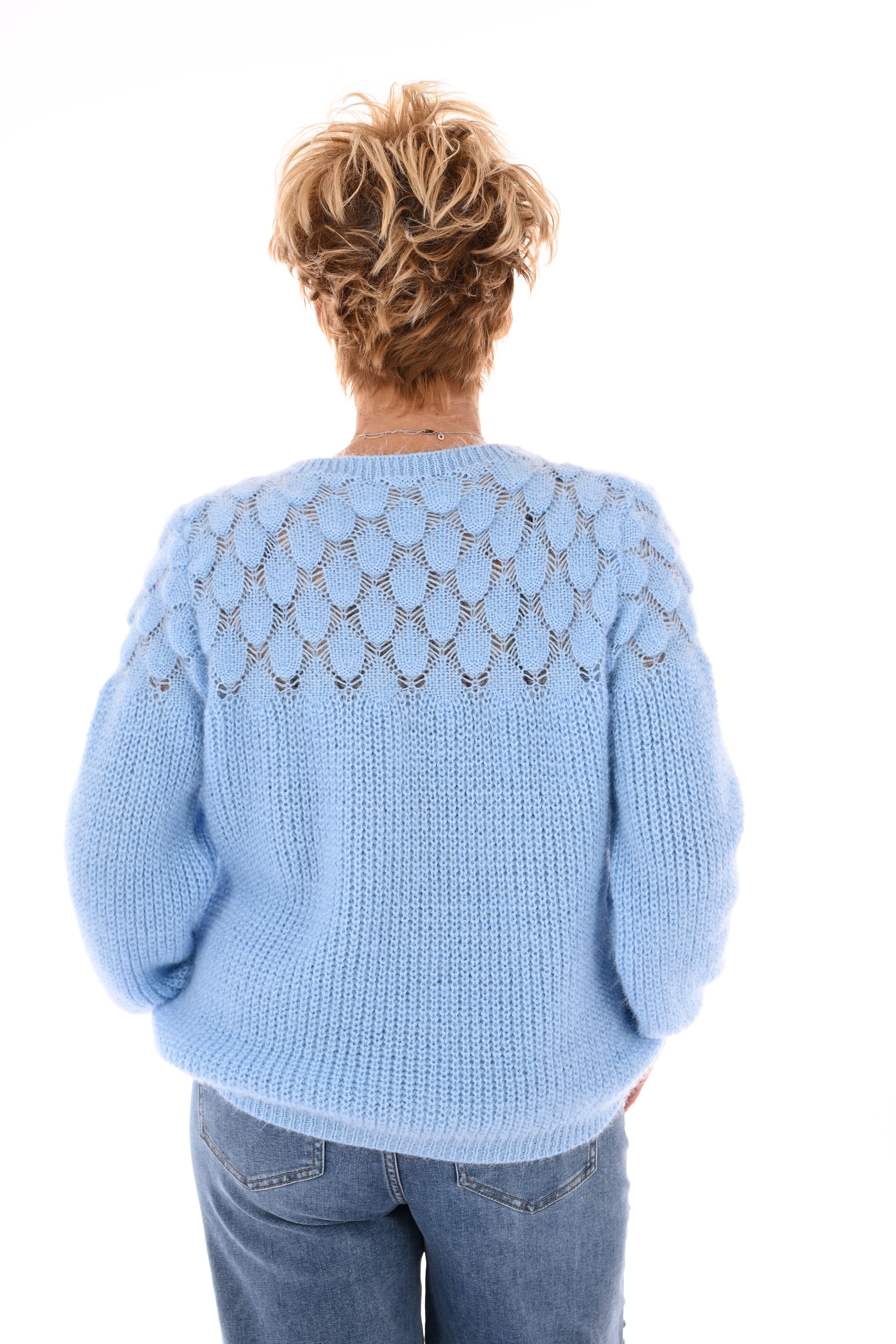 Gehaakte trui hals detail lichtblauw