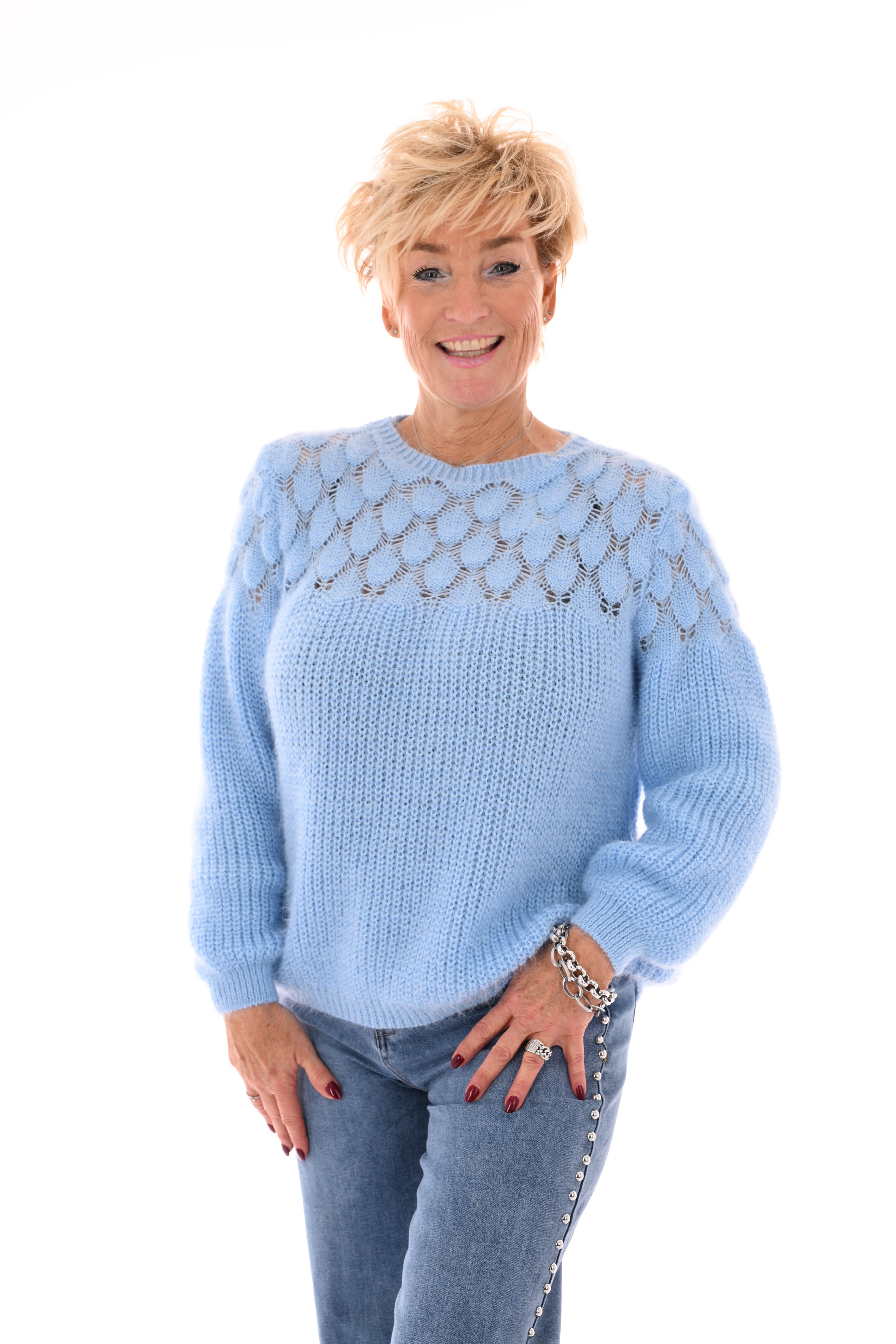 Gehaakte trui hals detail lichtblauw