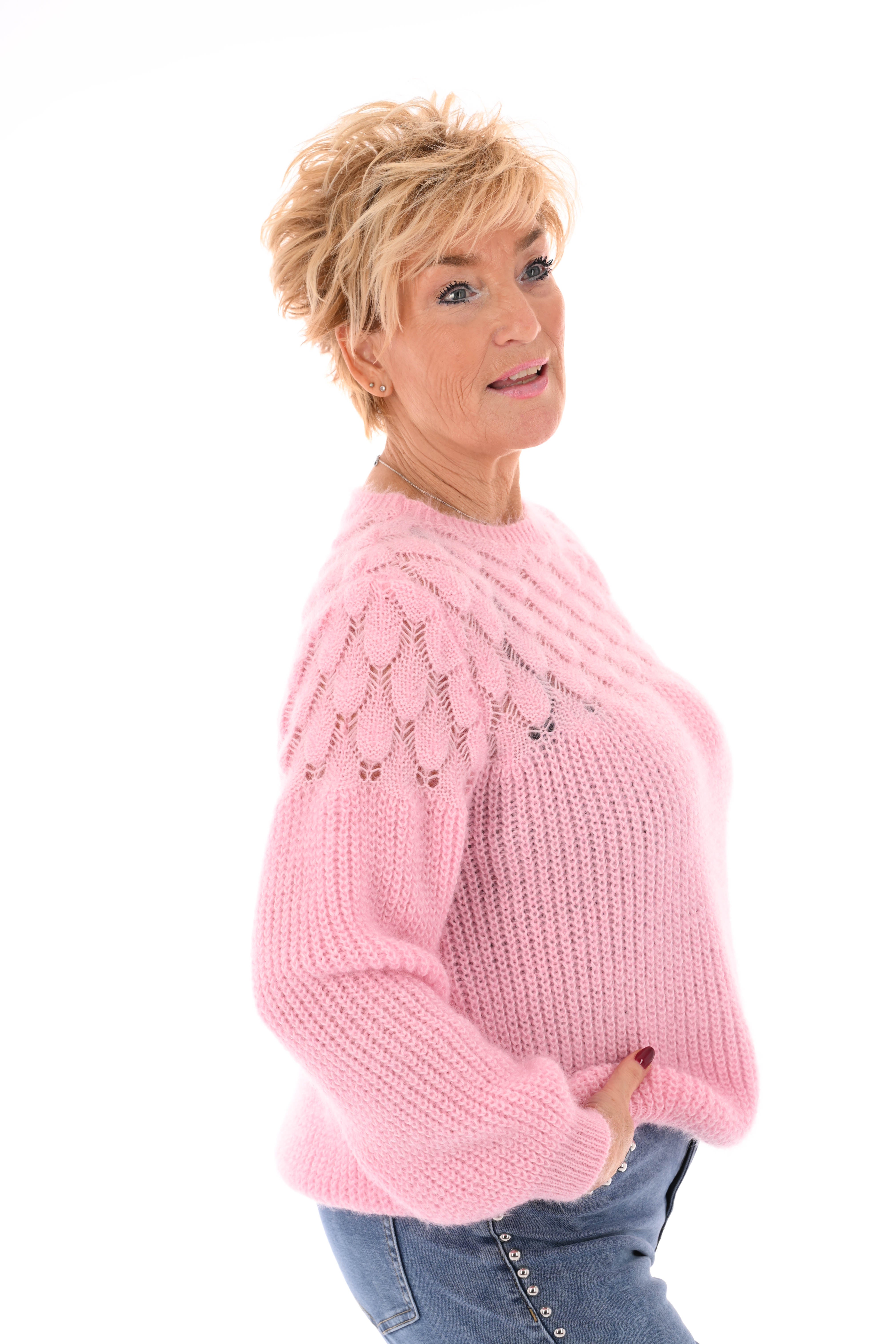 Gehaakte trui hals detail lichtroze