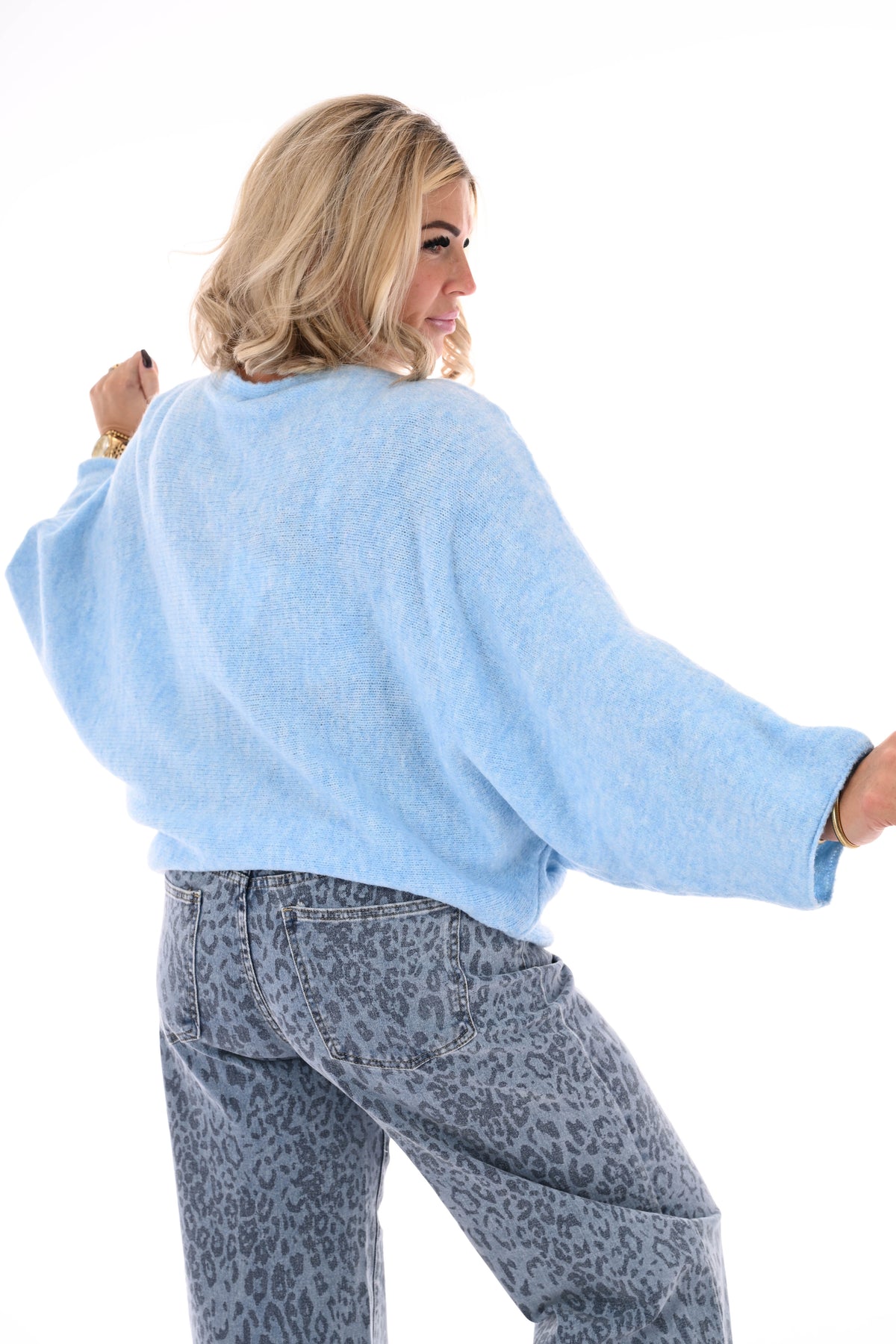 Fijn gebreide vleermuis trui uni lichtblauw