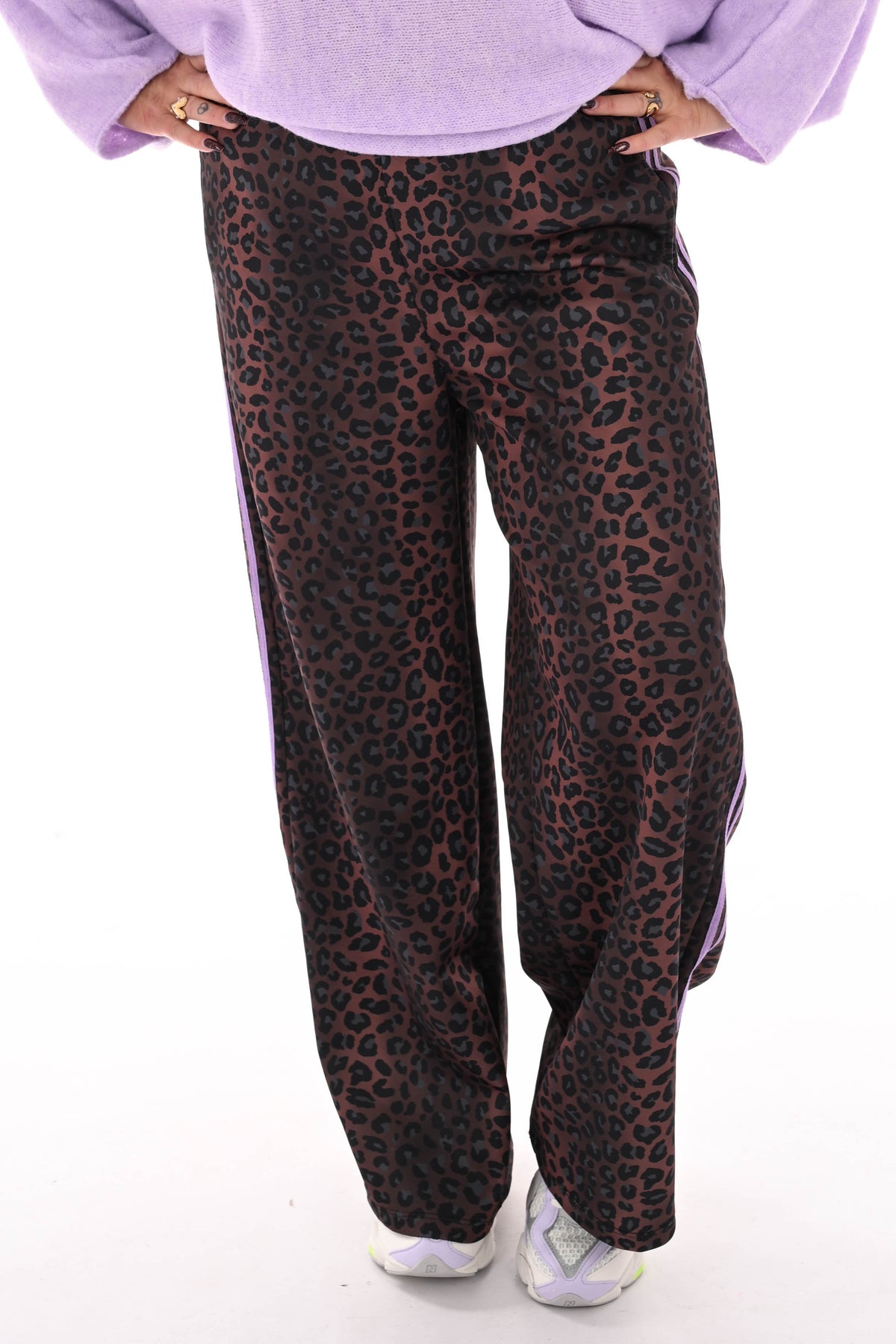 Wijde broek panterprint met strepenbies bruin/lila