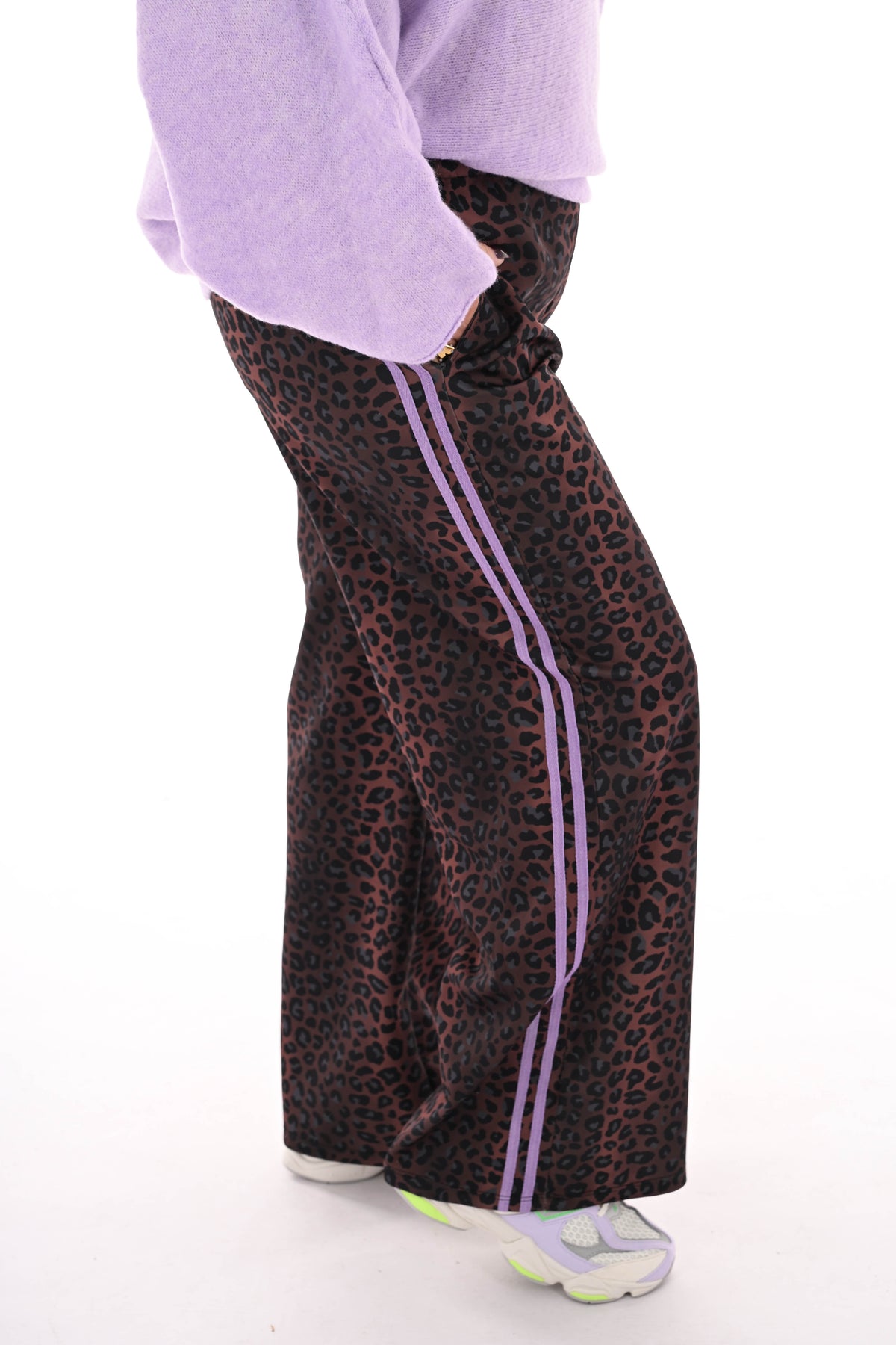 Wijde broek panterprint met strepenbies bruin/lila
