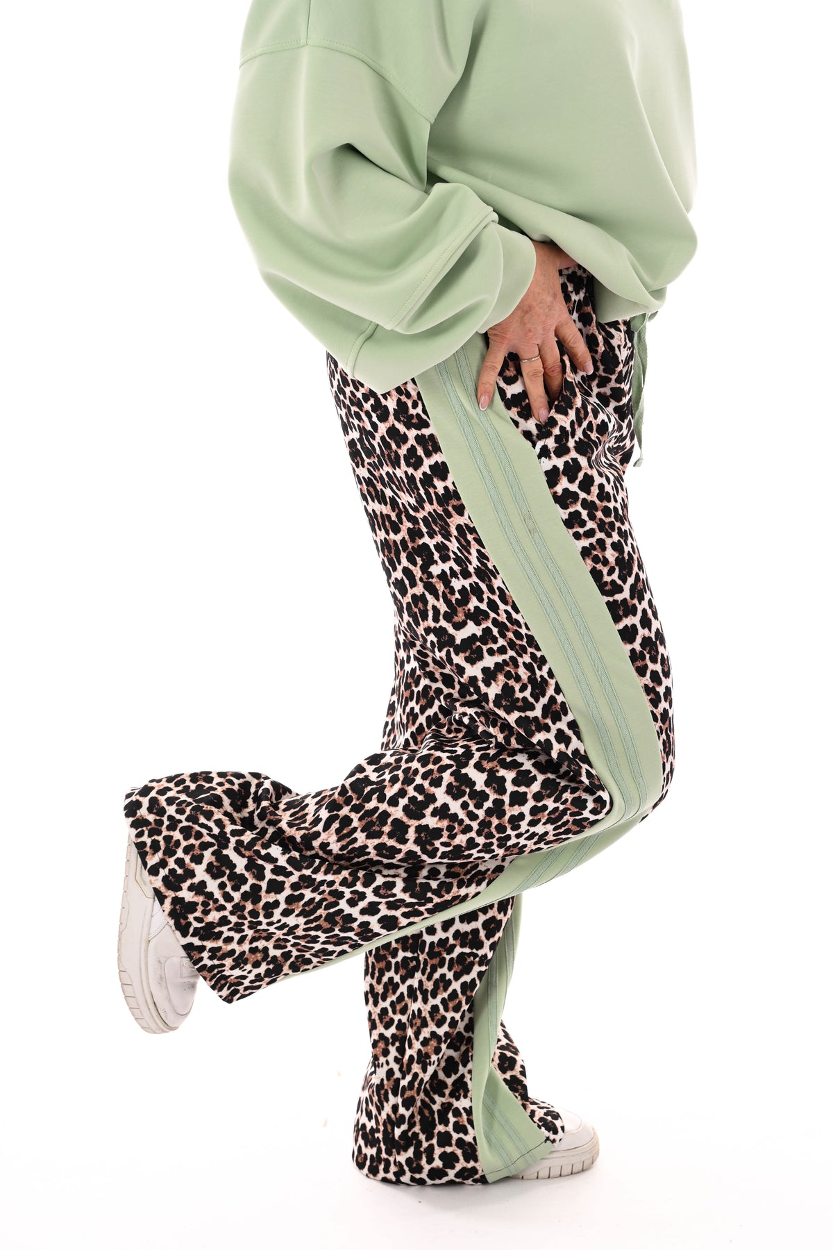 Wijde panterprint broek brede bies lichtgroen
