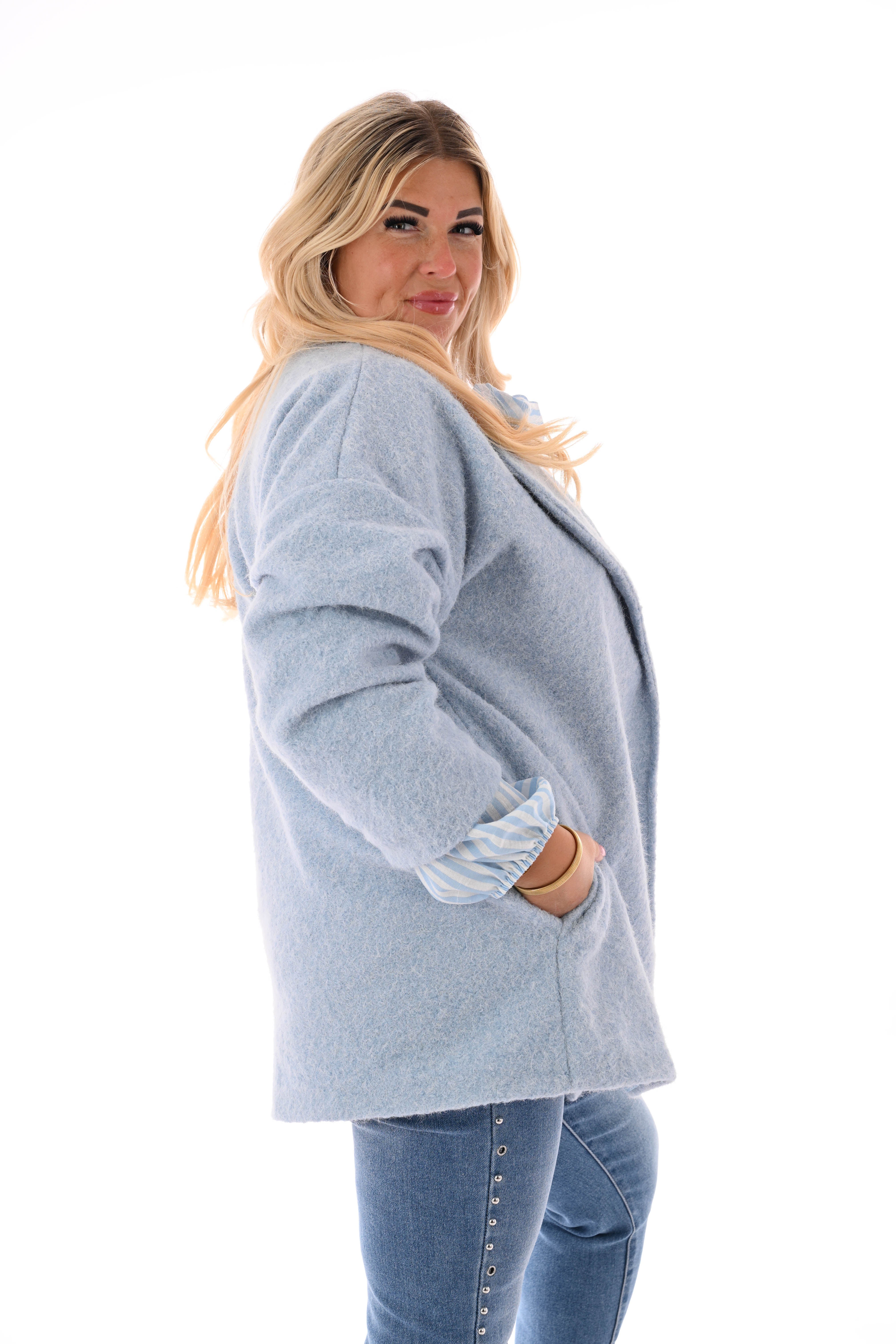 Wavy boucle jasje gedrapeerde mouwen lichtblauw