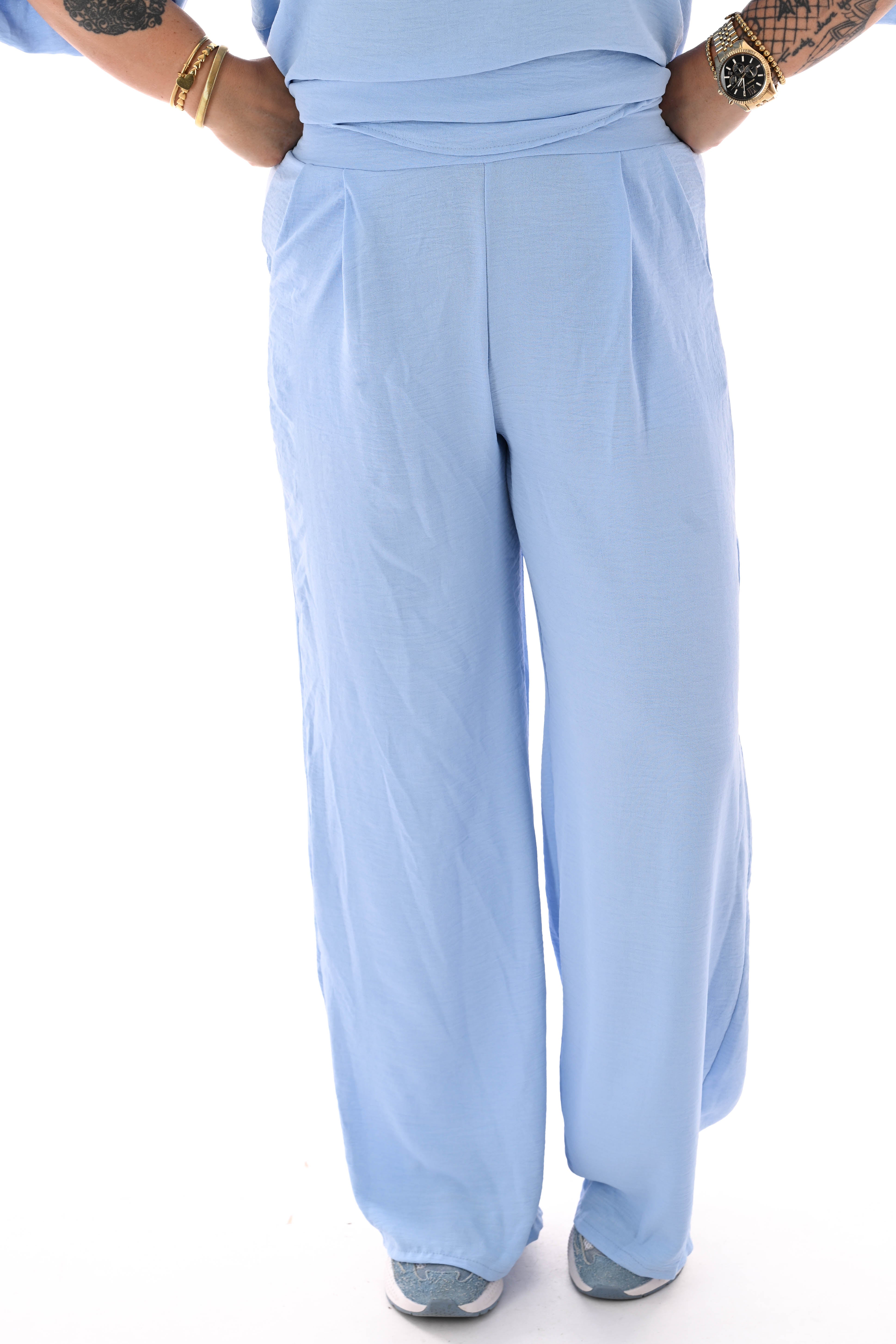 Tweedelig pak 3/4e pofmouwen uni lichtblauw