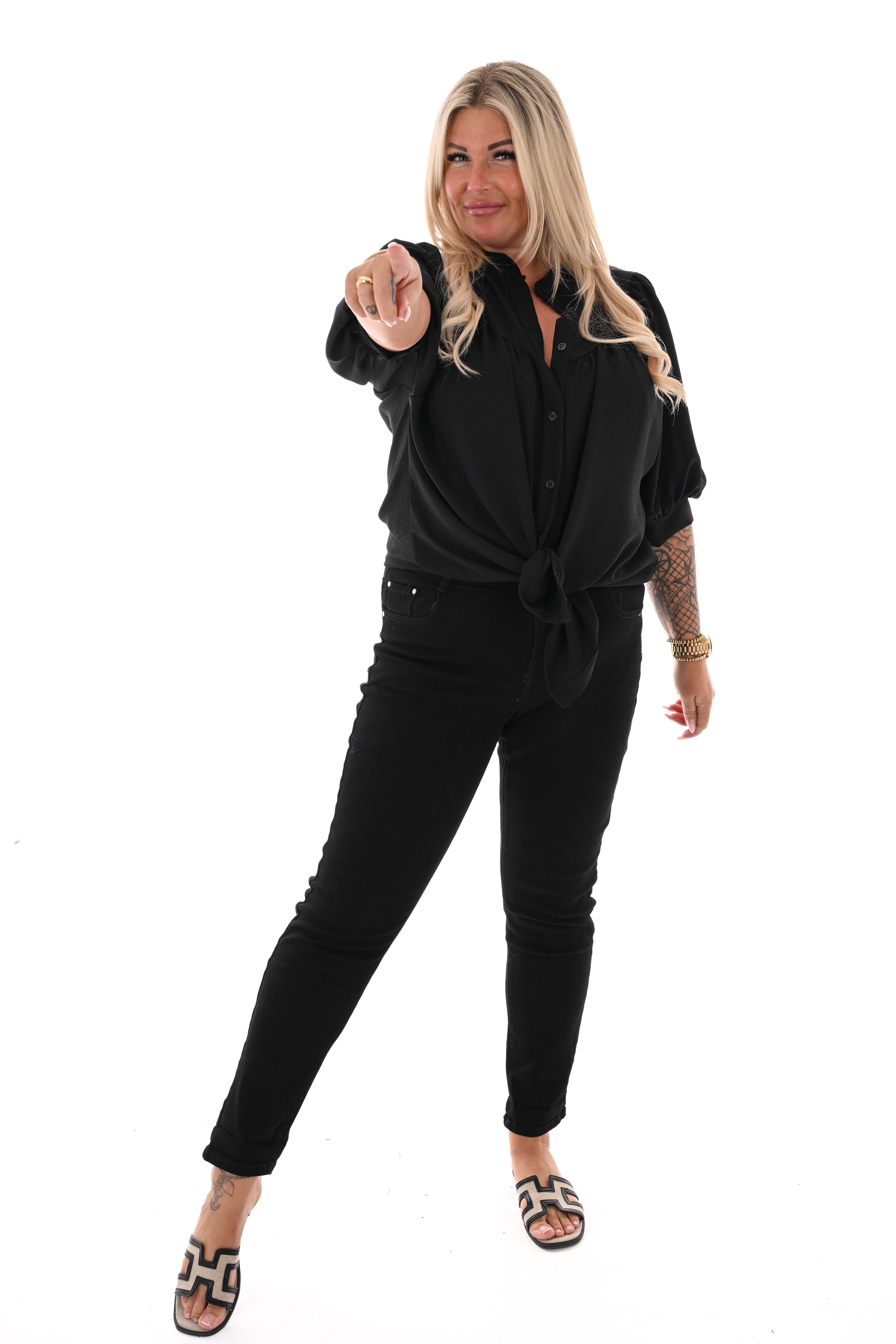 Doorknoop blouse korte pofmouwen uni zwart