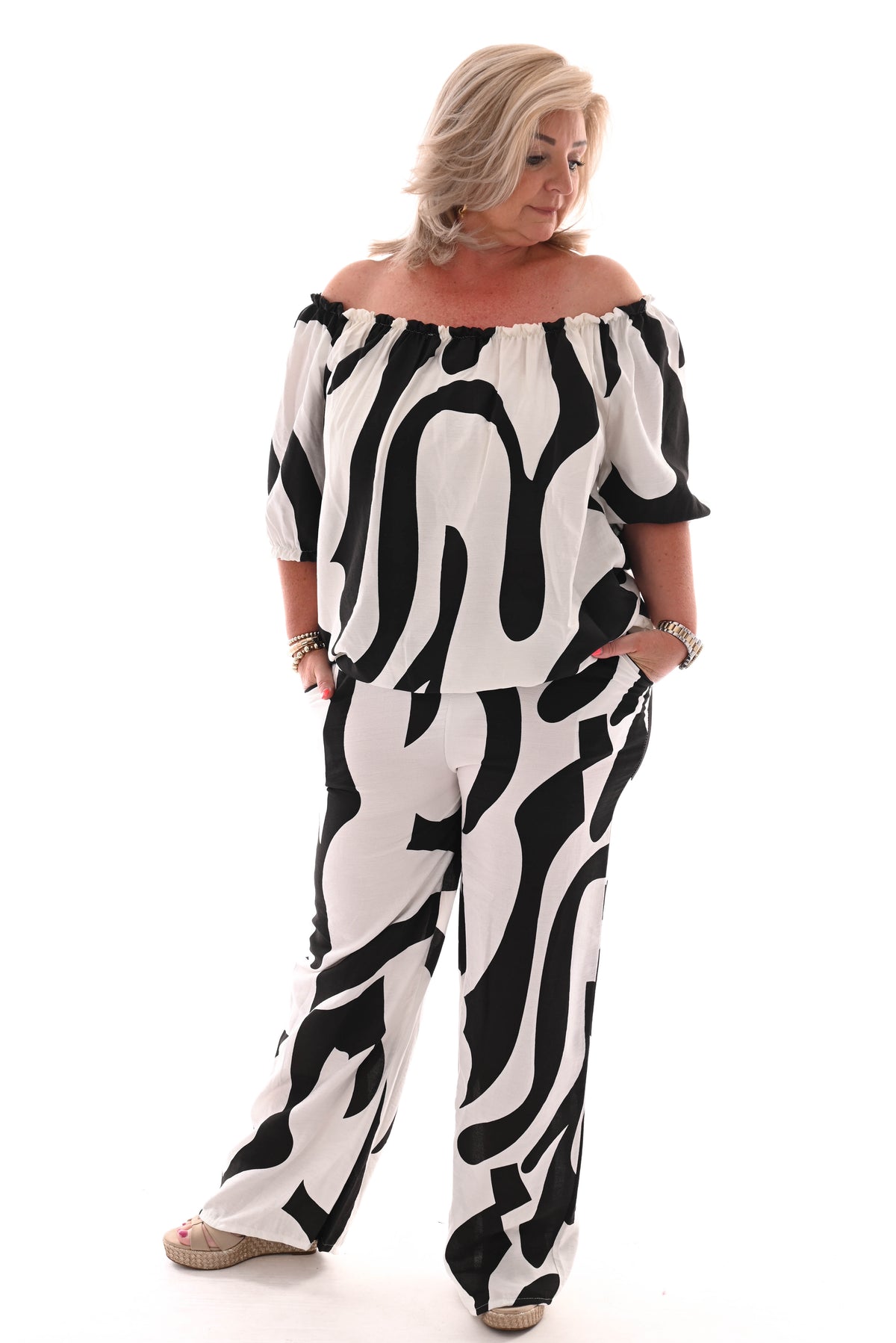 Tweedelig set off-shoulder top abstract roomwit/zwart