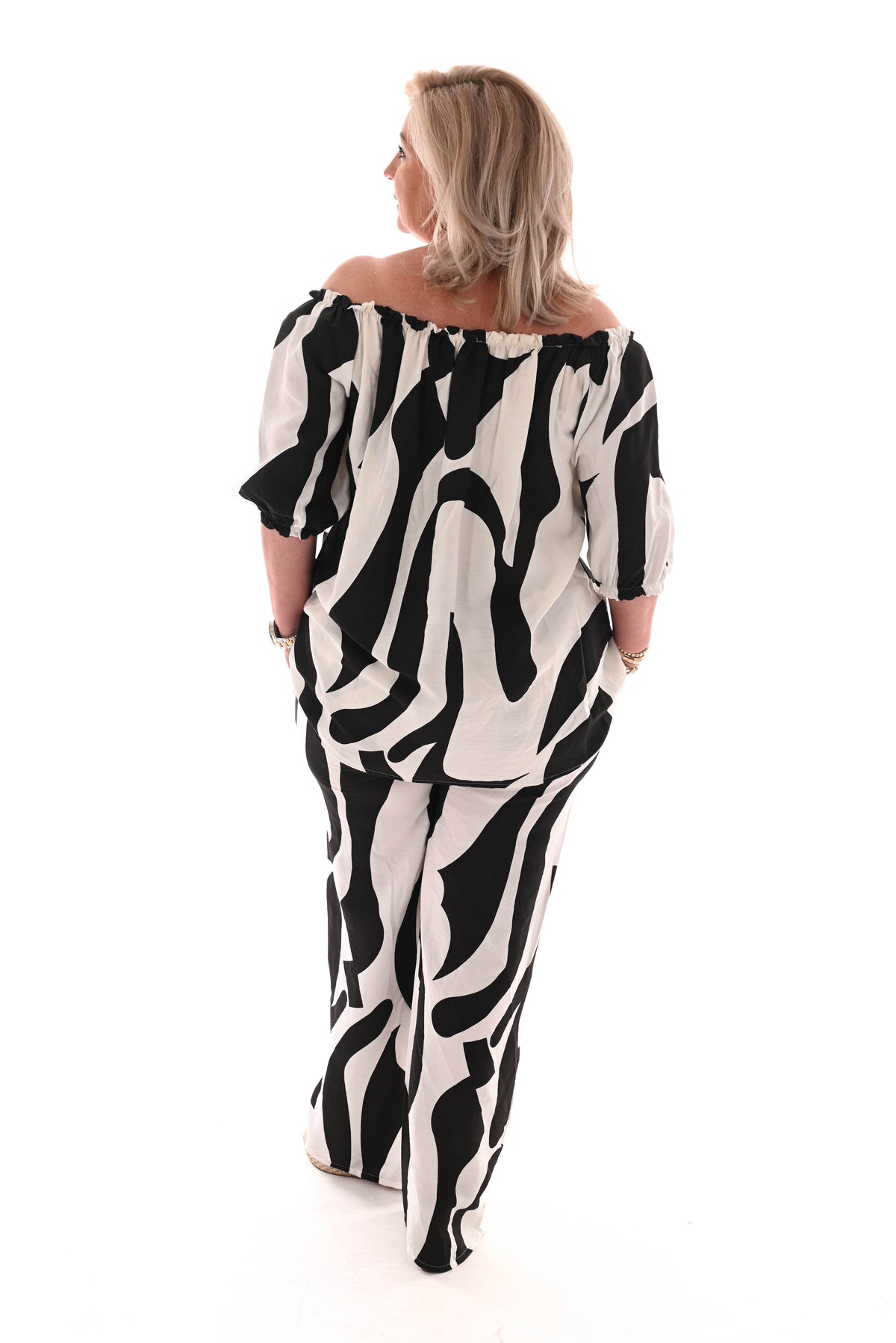Tweedelig set off-shoulder top abstract roomwit/zwart