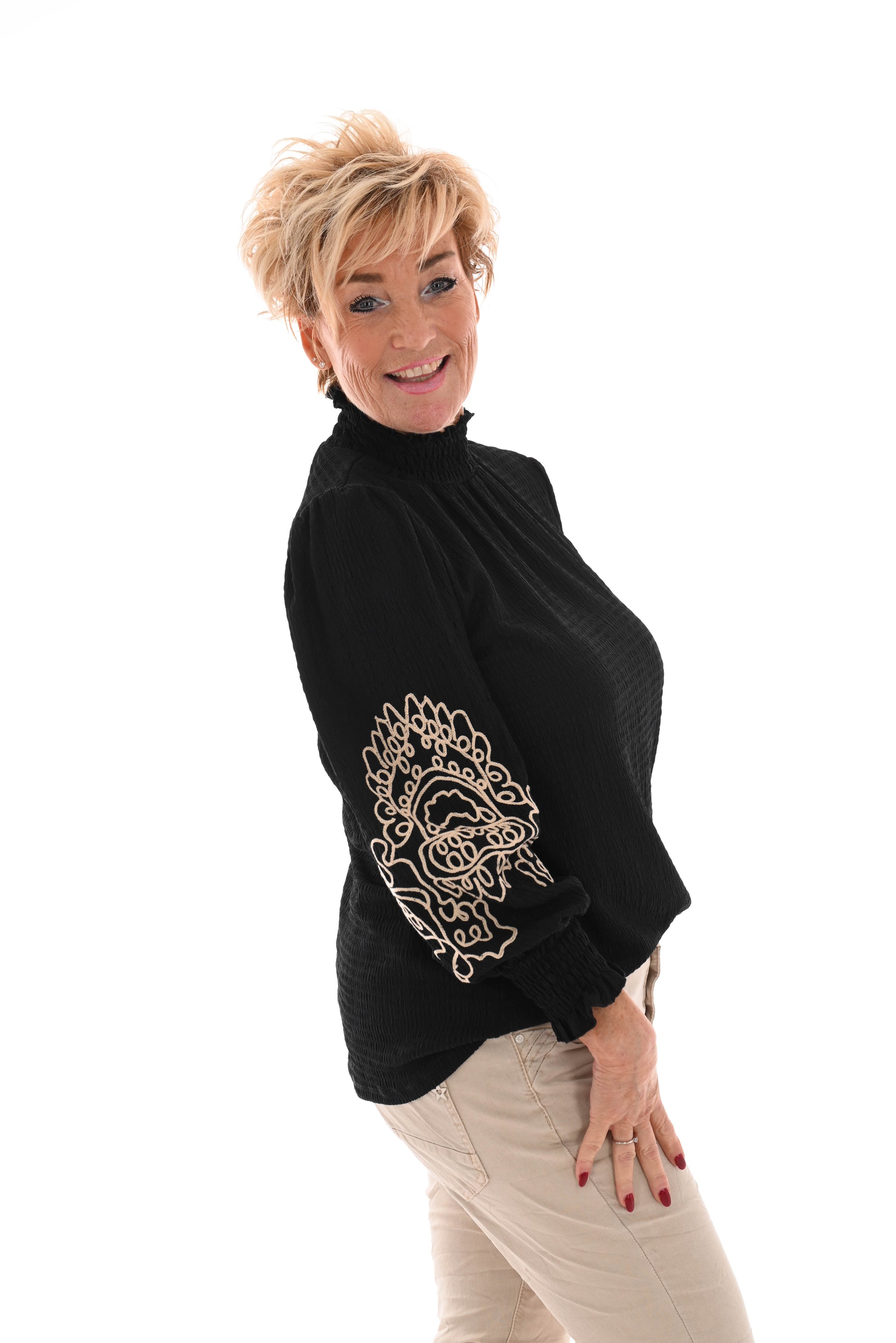 Blouse roezelmouw met borduur zwart