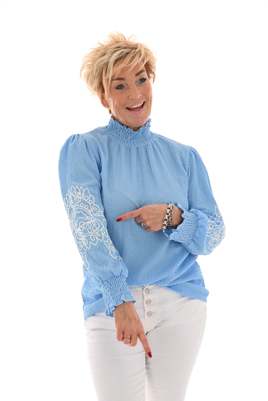 Blouse roezelmouw met borduur blauw