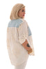 Doorknoop blouse met jeans en rafels beige