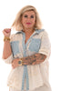 Doorknoop blouse met jeans en rafels beige