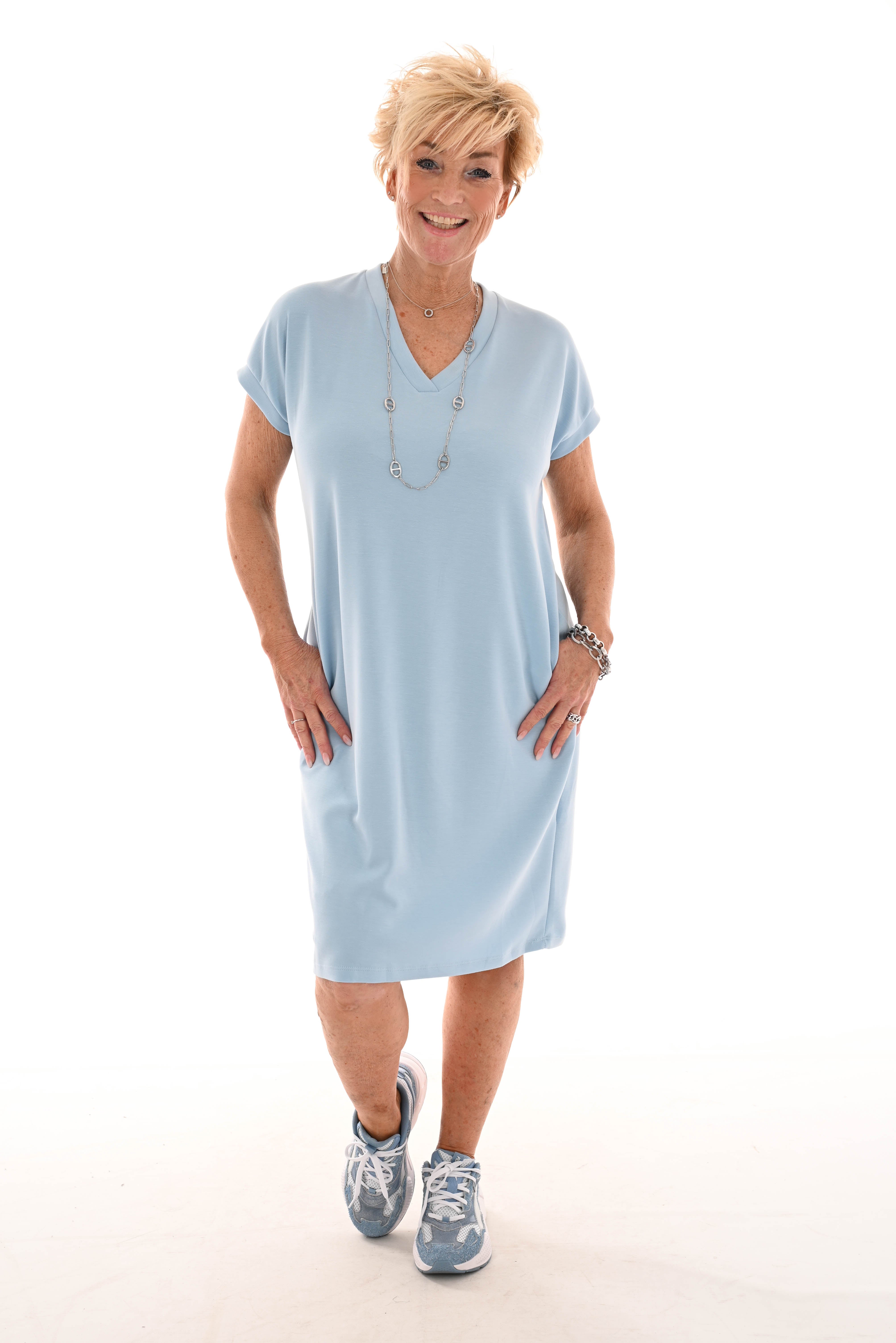 Korte t-shirt dress v-hals uni lichtblauw