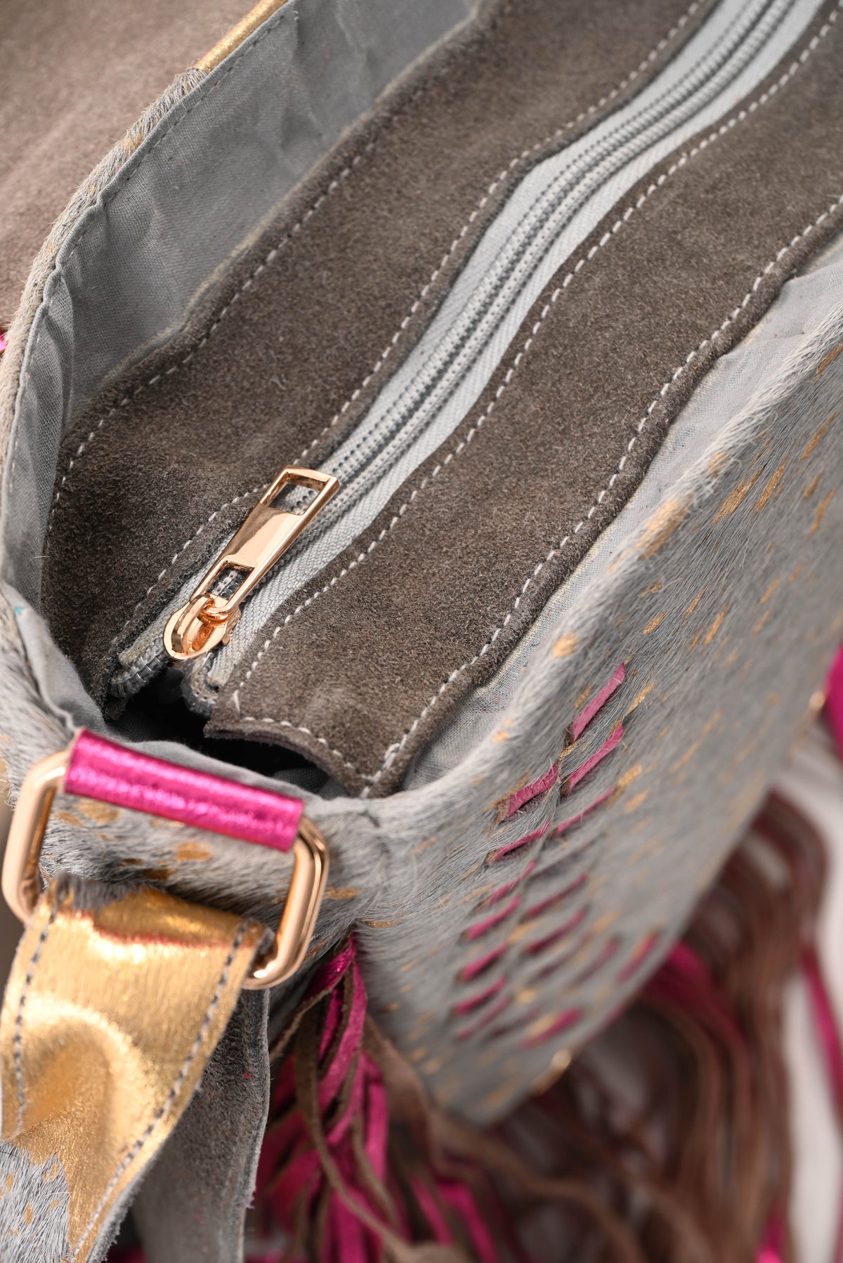 Ibiza stijl tas met franjes grijs/fuchsia