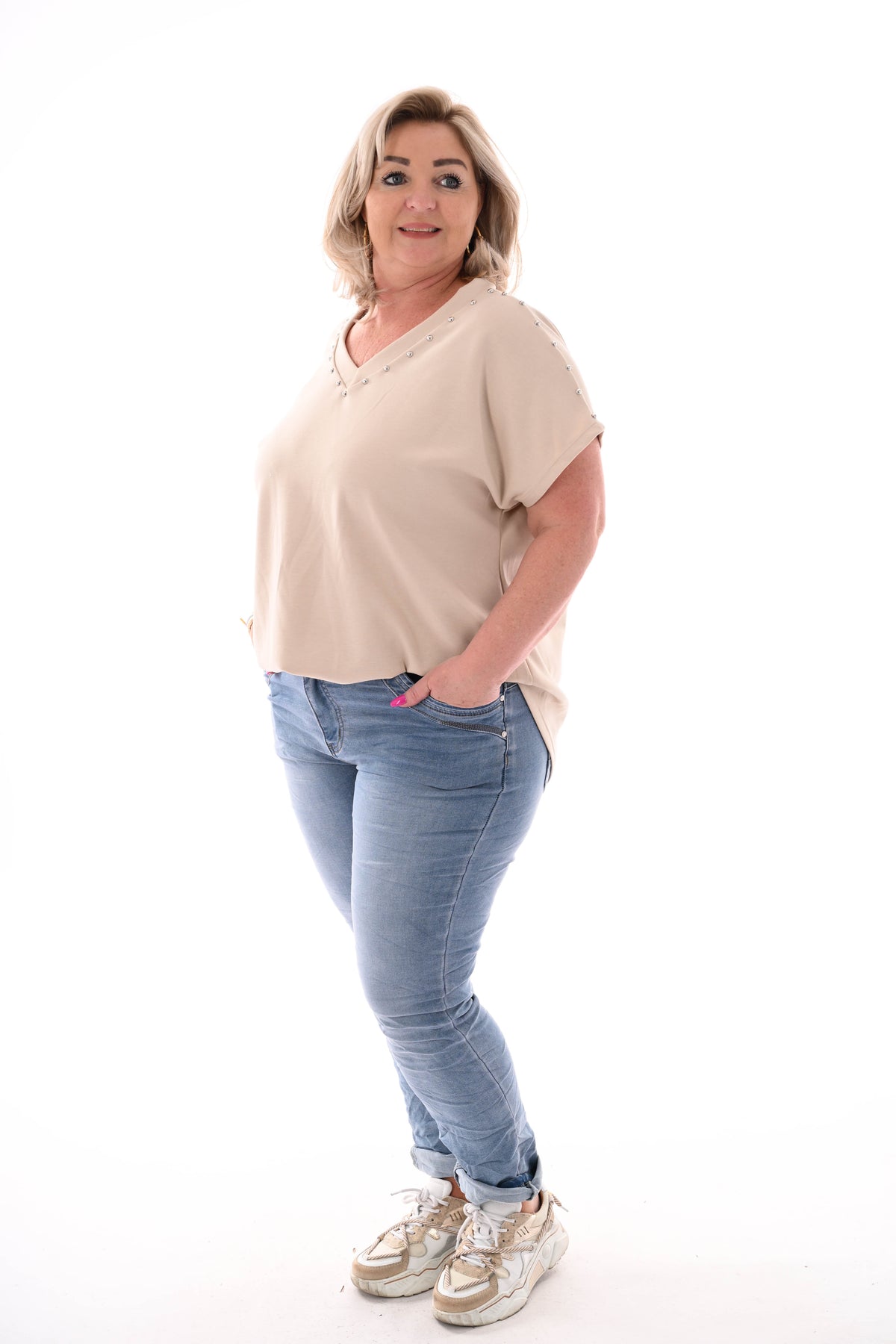 T-shirt v-hals met studs beige
