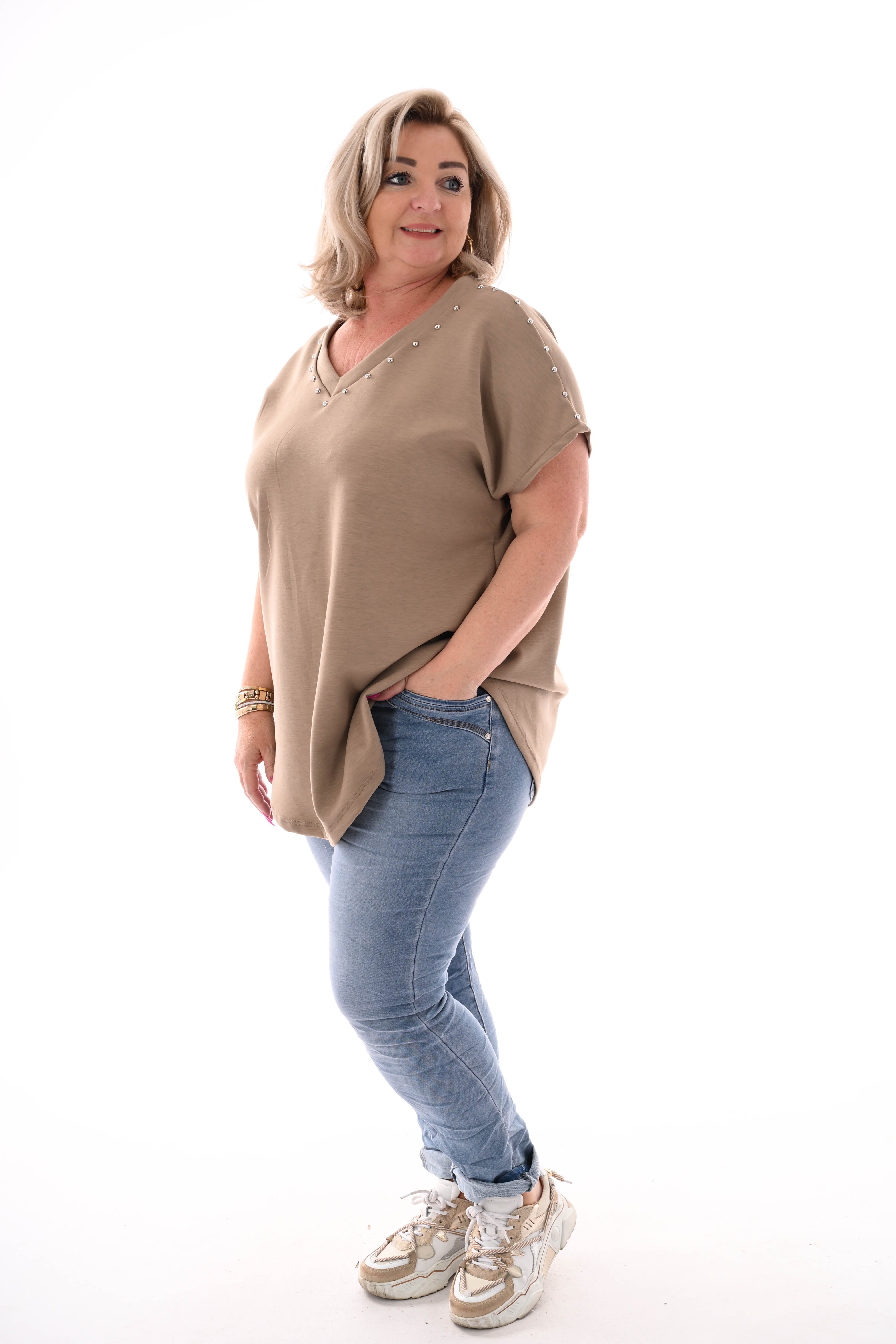 T-shirt v-hals met studs taupe
