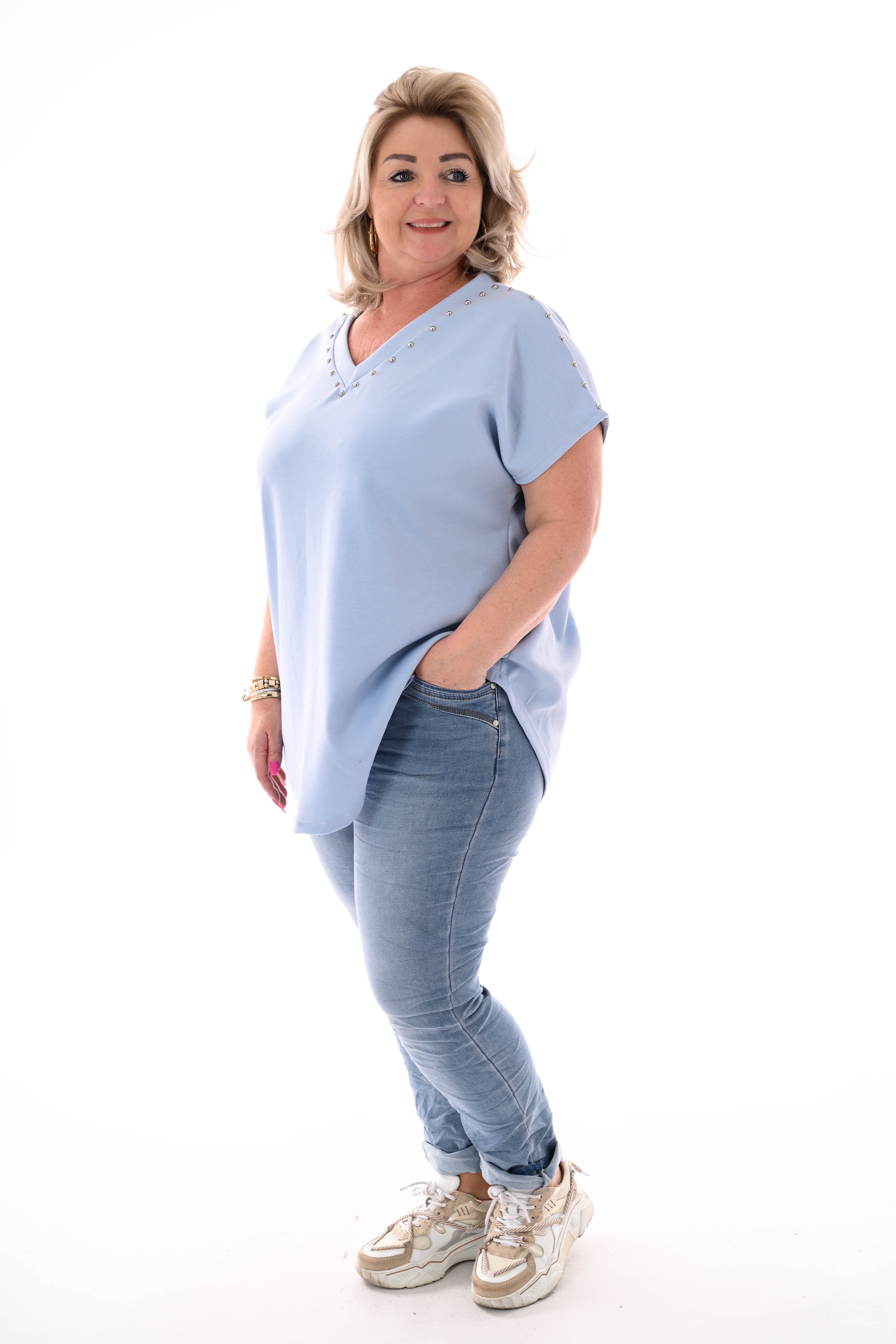 T-shirt v-hals met studs lichtblauw