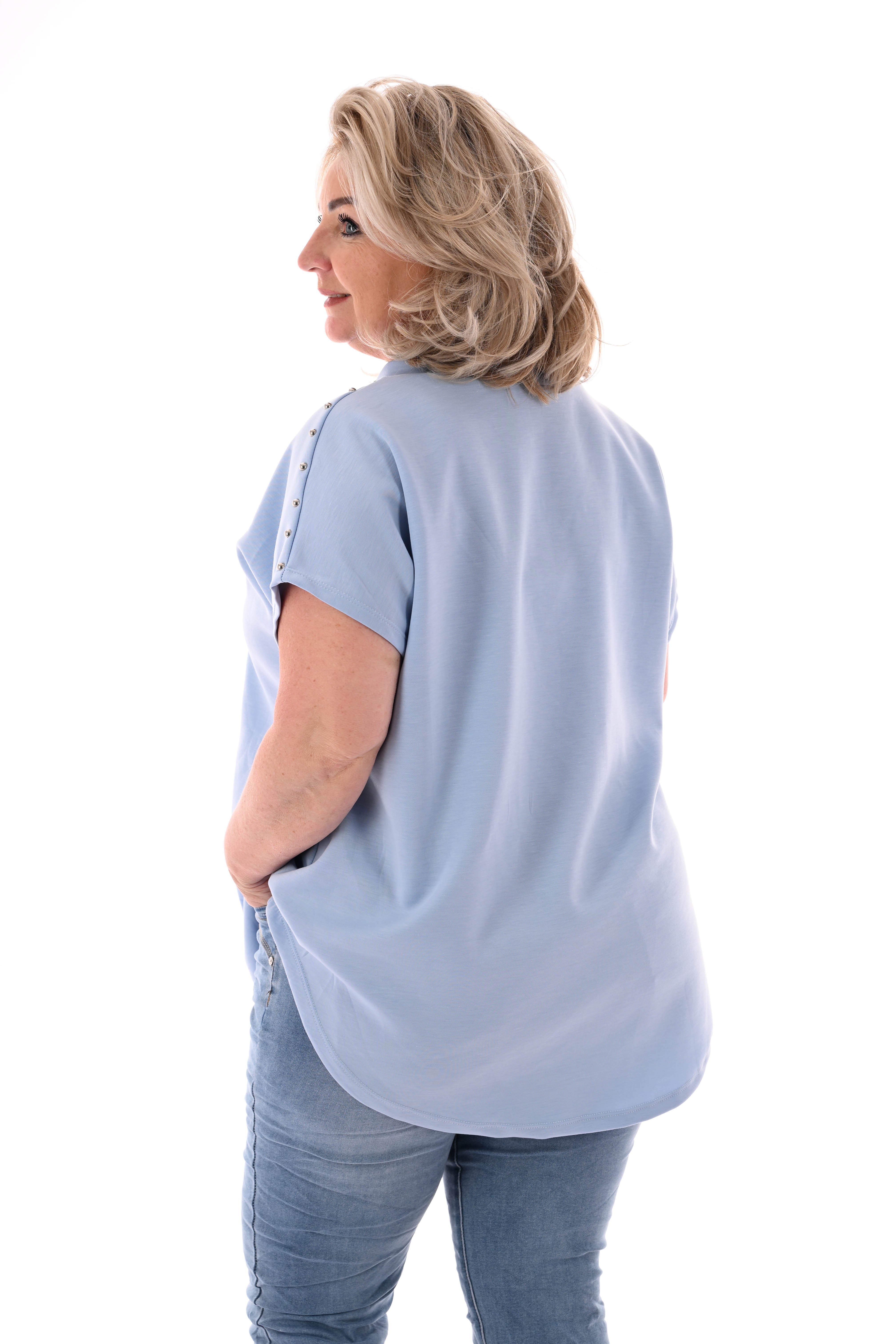 T-shirt v-hals met studs lichtblauw