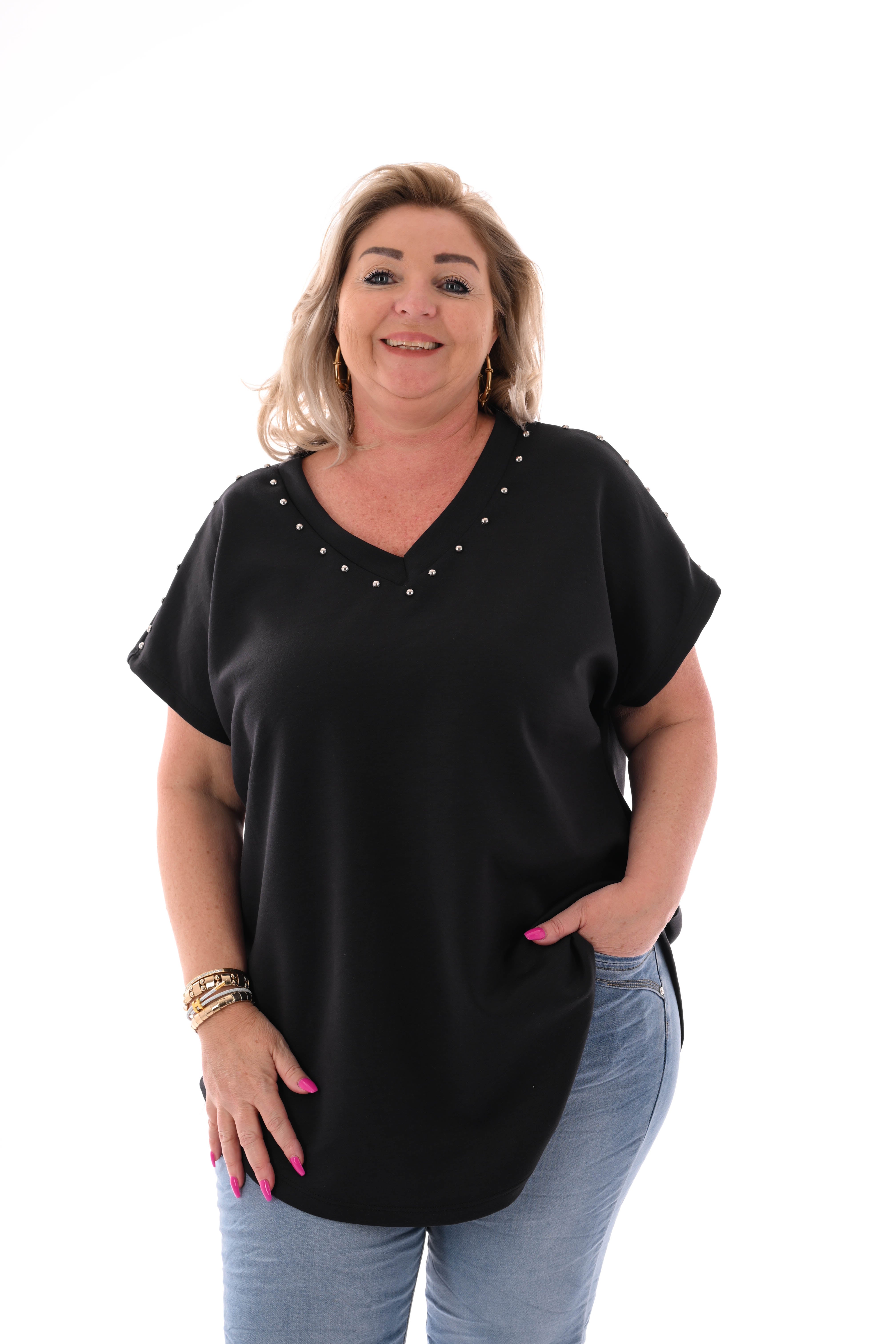 T-shirt v-hals met studs zwart