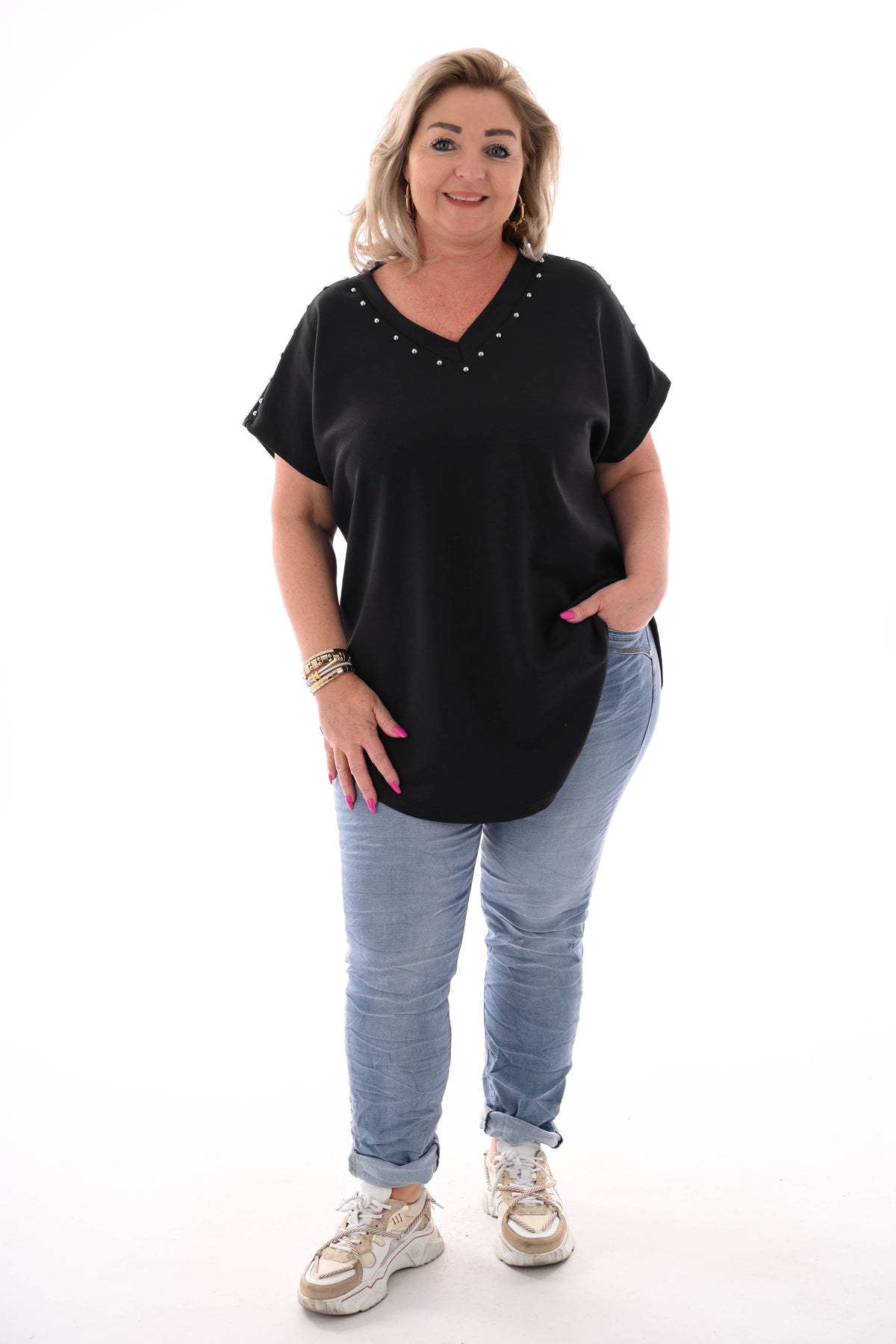T-shirt v-hals met studs zwart