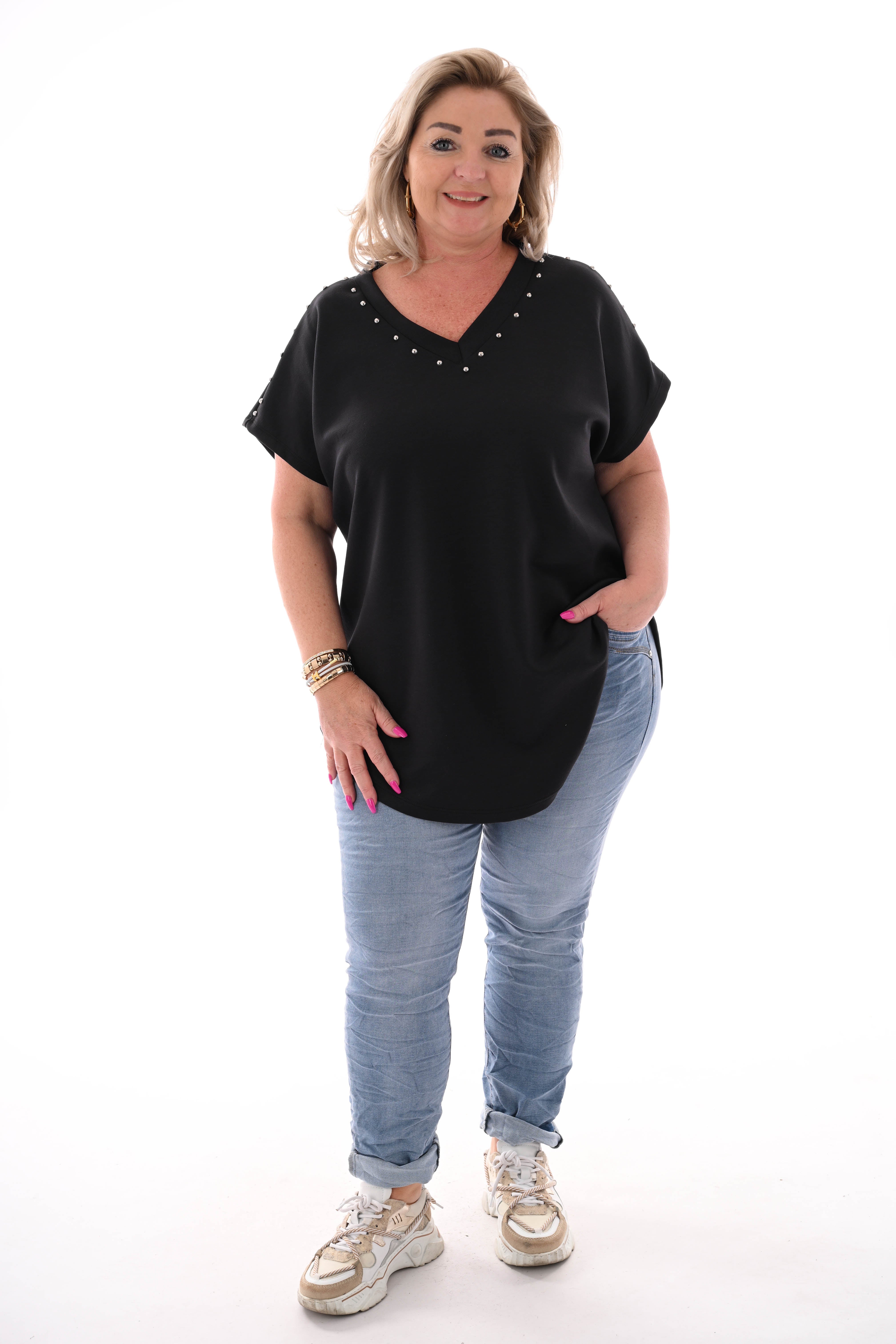 T-shirt v-hals met studs zwart