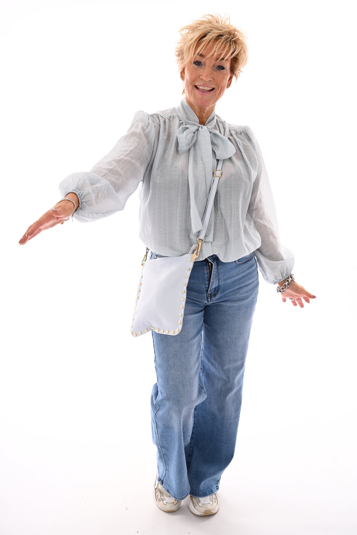 Blouse pofmouwen met strik lichtblauw