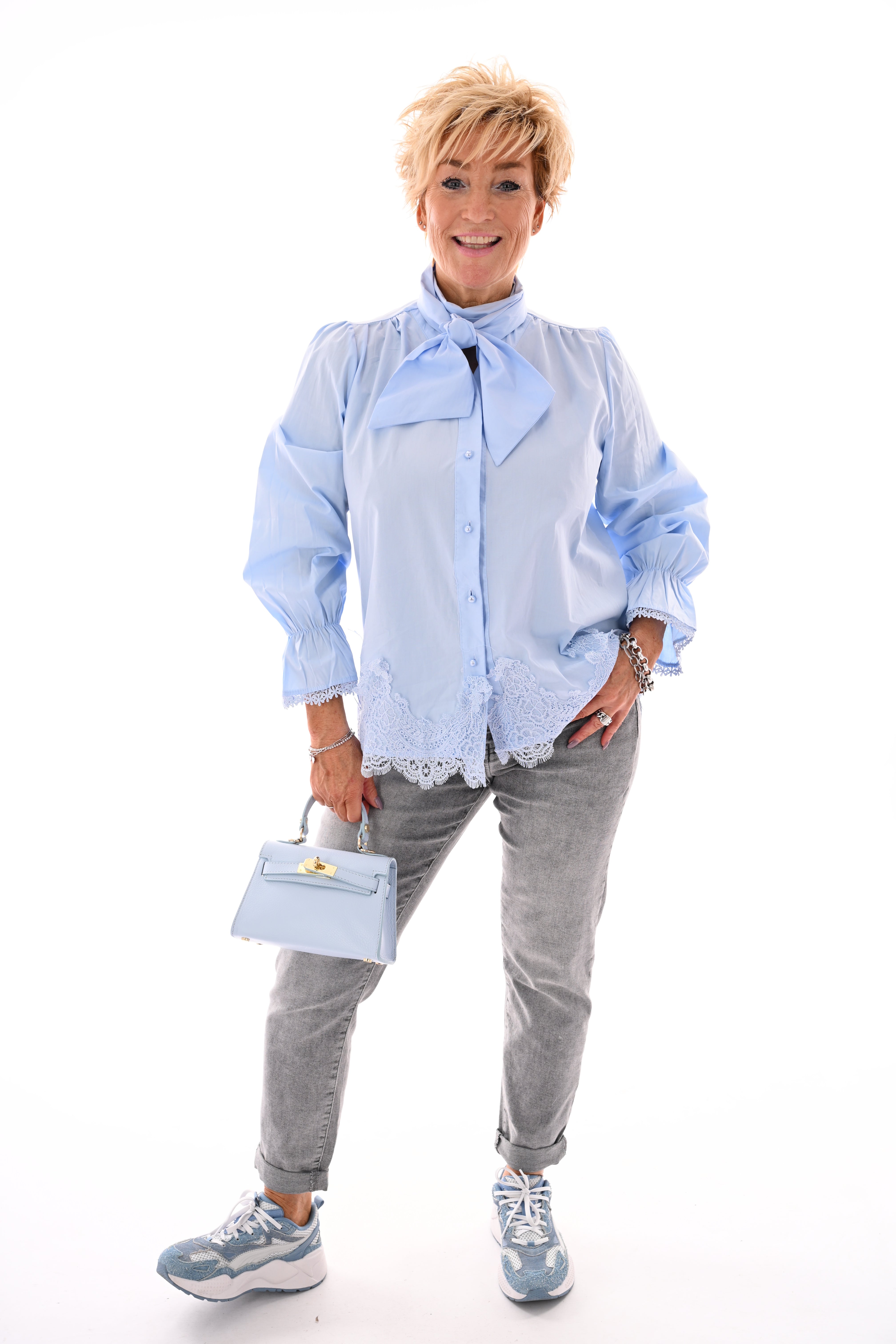 Blouse kant detail met strik lichtblauw