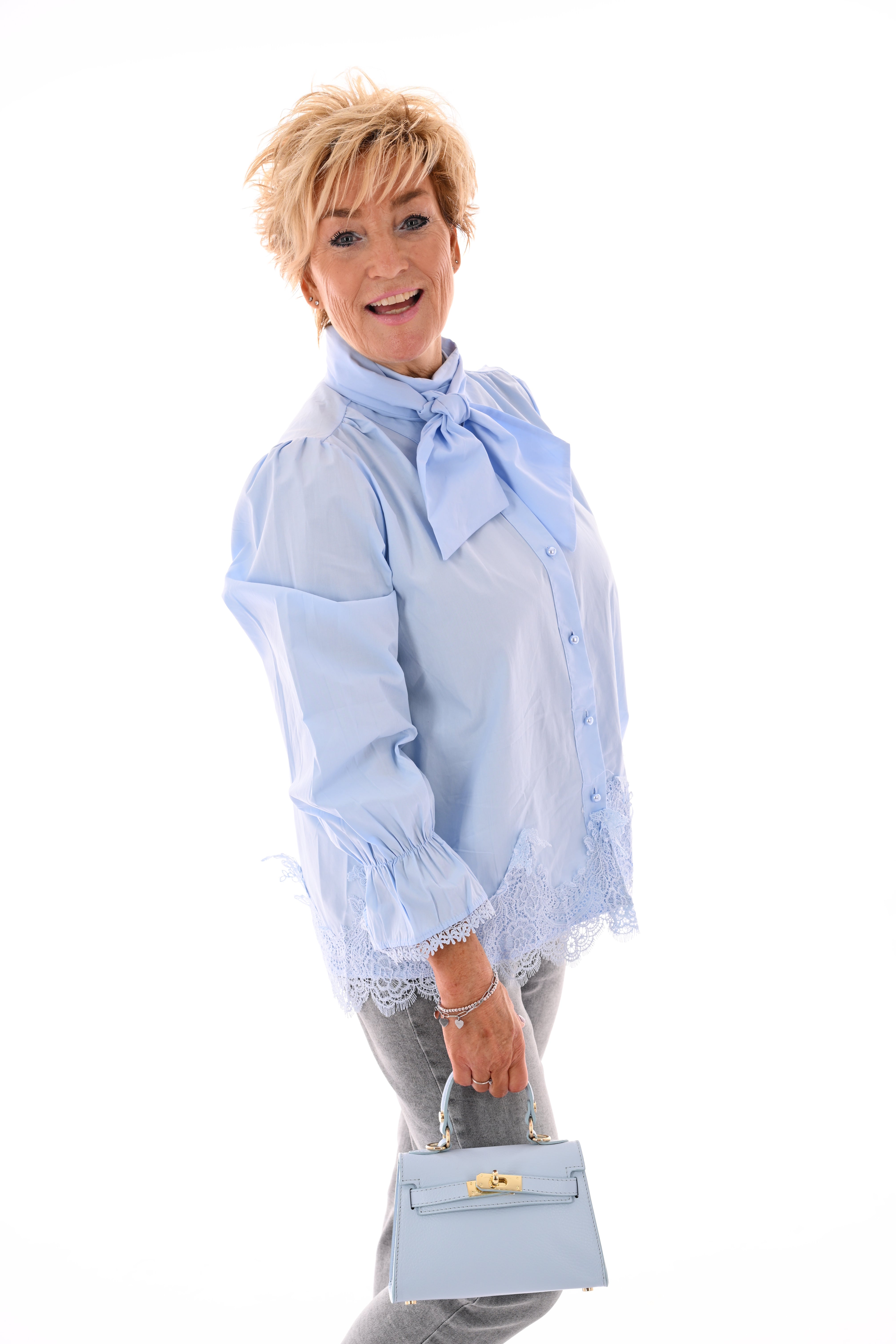 Blouse kant detail met strik lichtblauw
