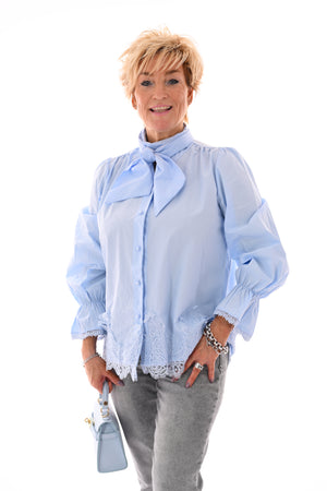 Blouse kant detail met strik lichtblauw