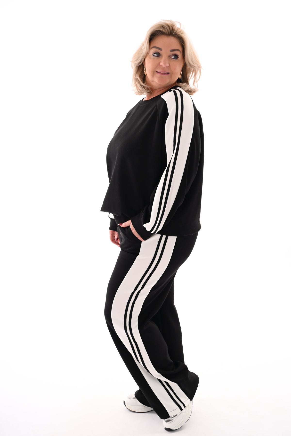 Tweedelig pak met bies zwart