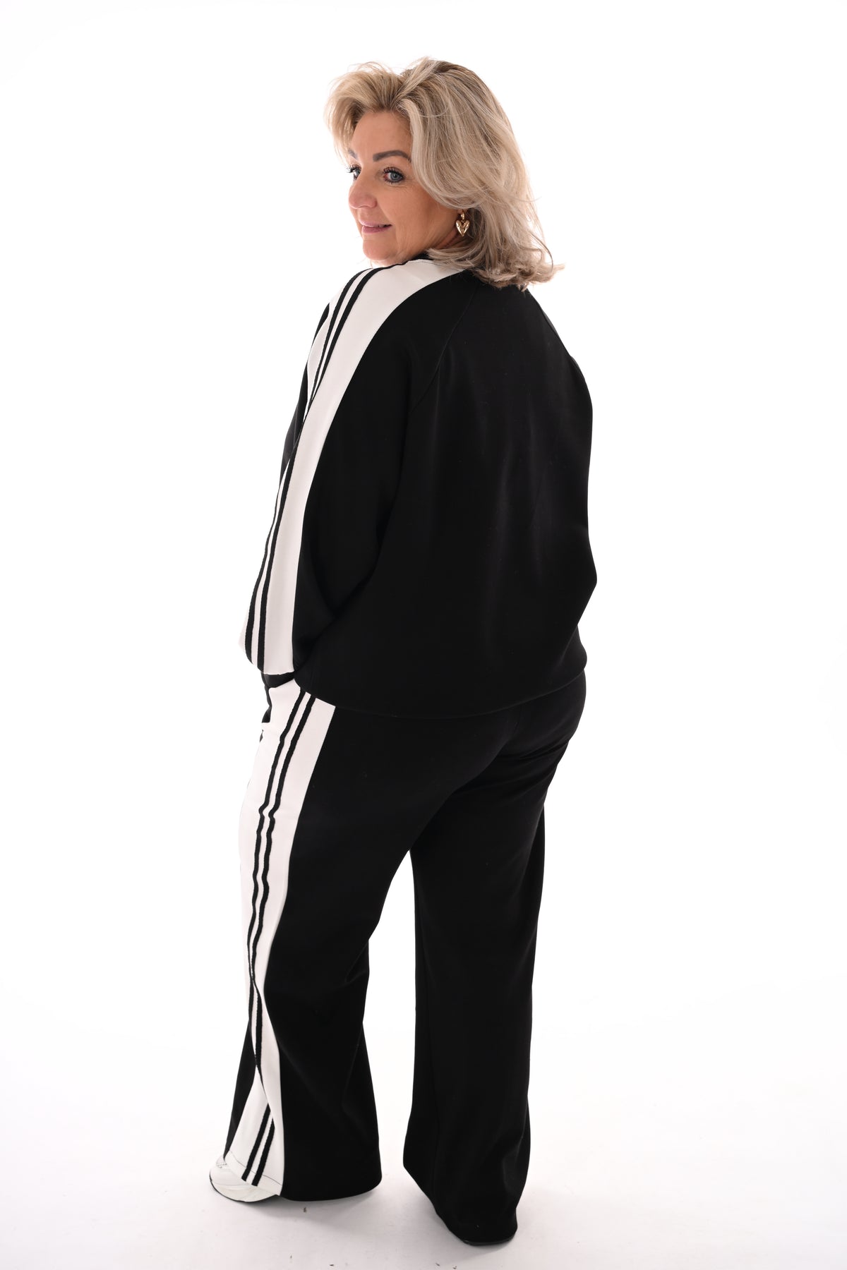 Tweedelig pak met bies zwart