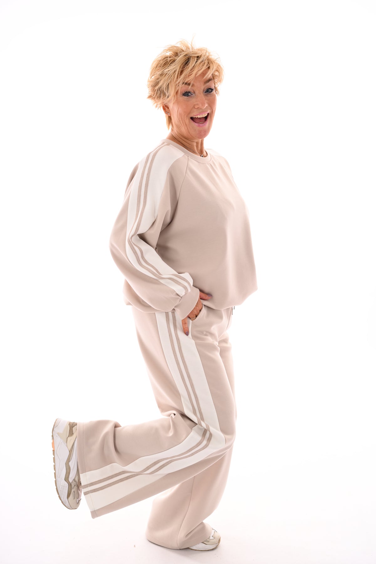 Tweedelig pak met bies beige