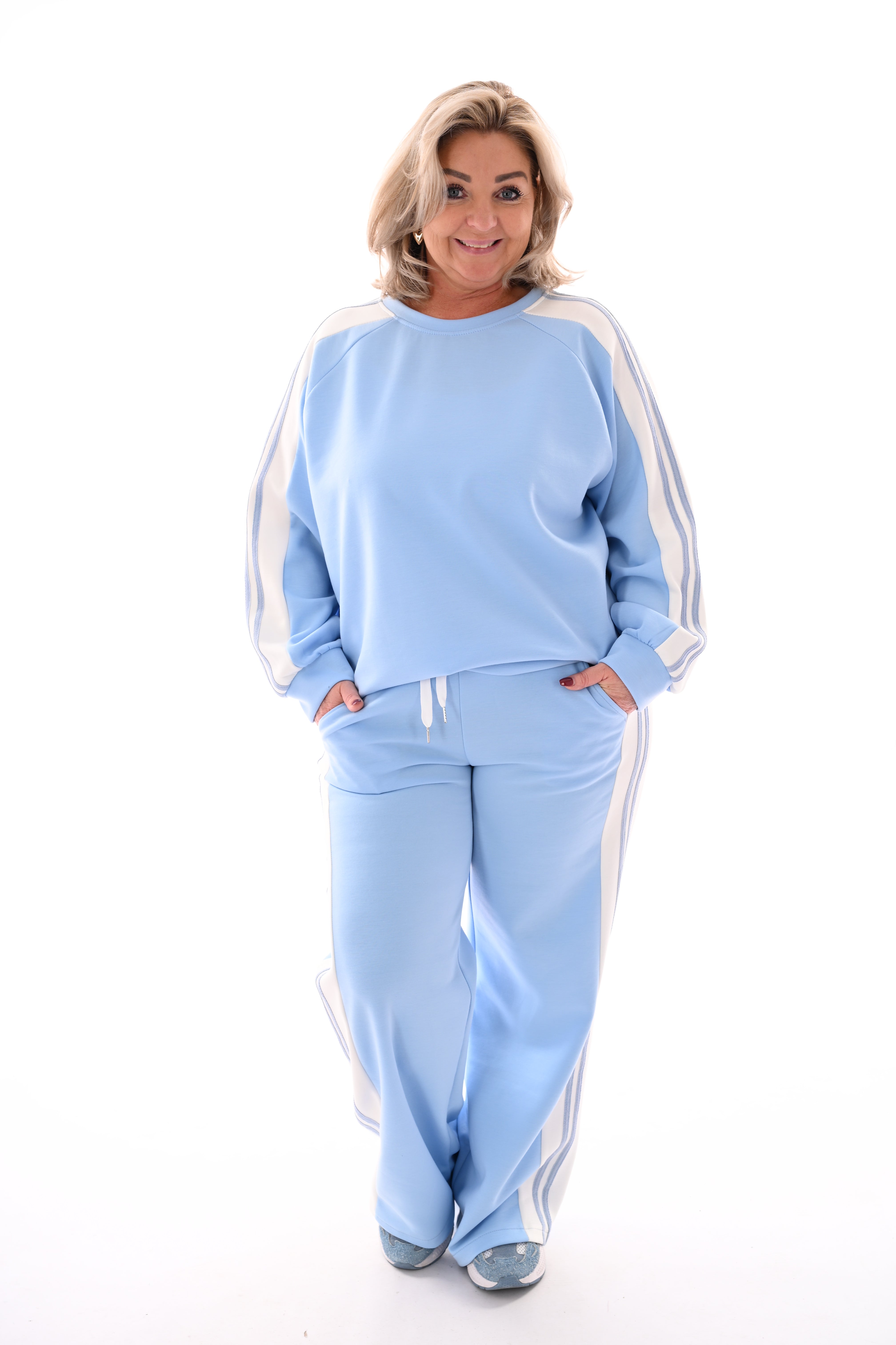 Tweedelig pak met bies lichtblauw