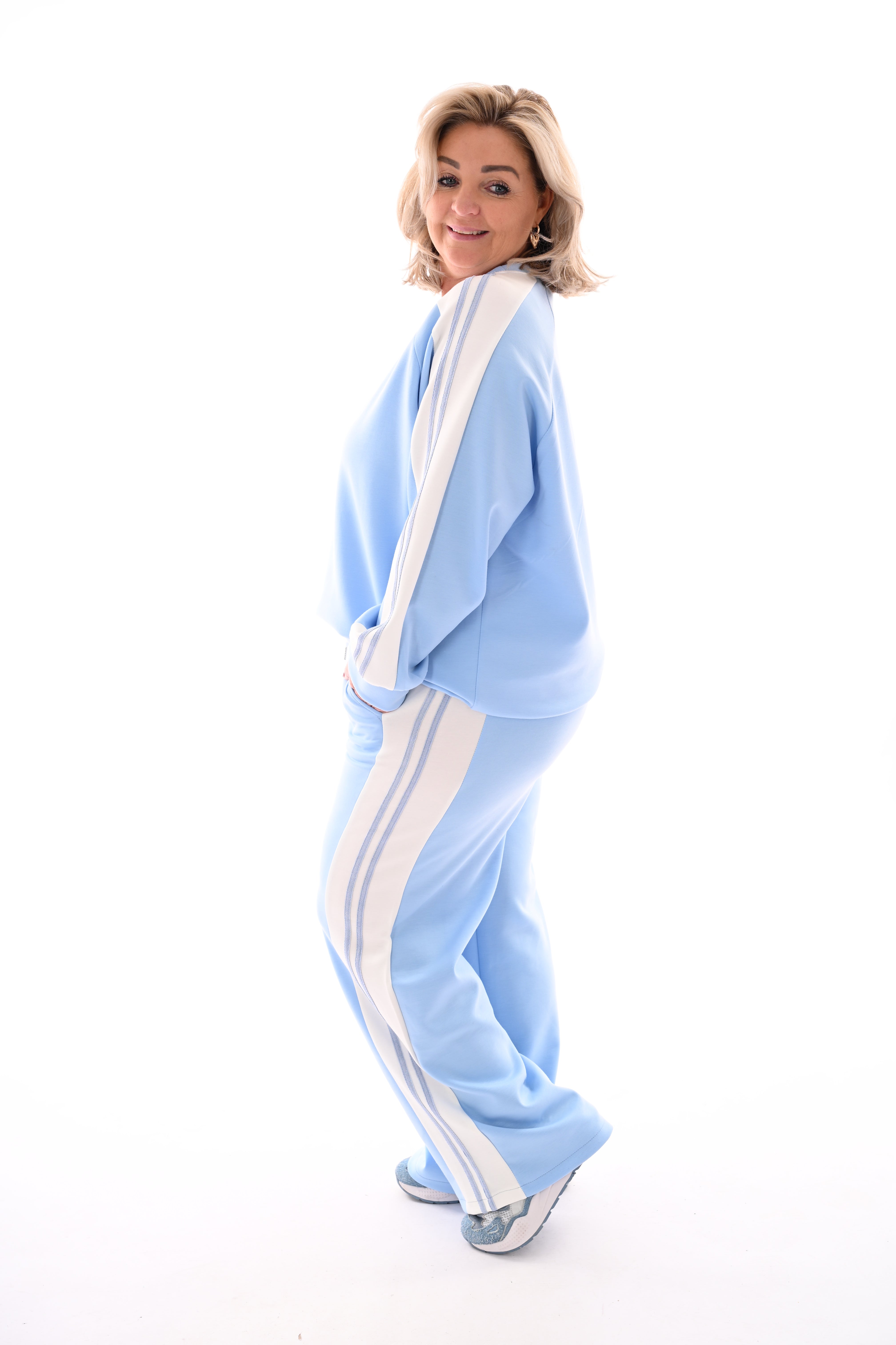 Tweedelig pak met bies lichtblauw