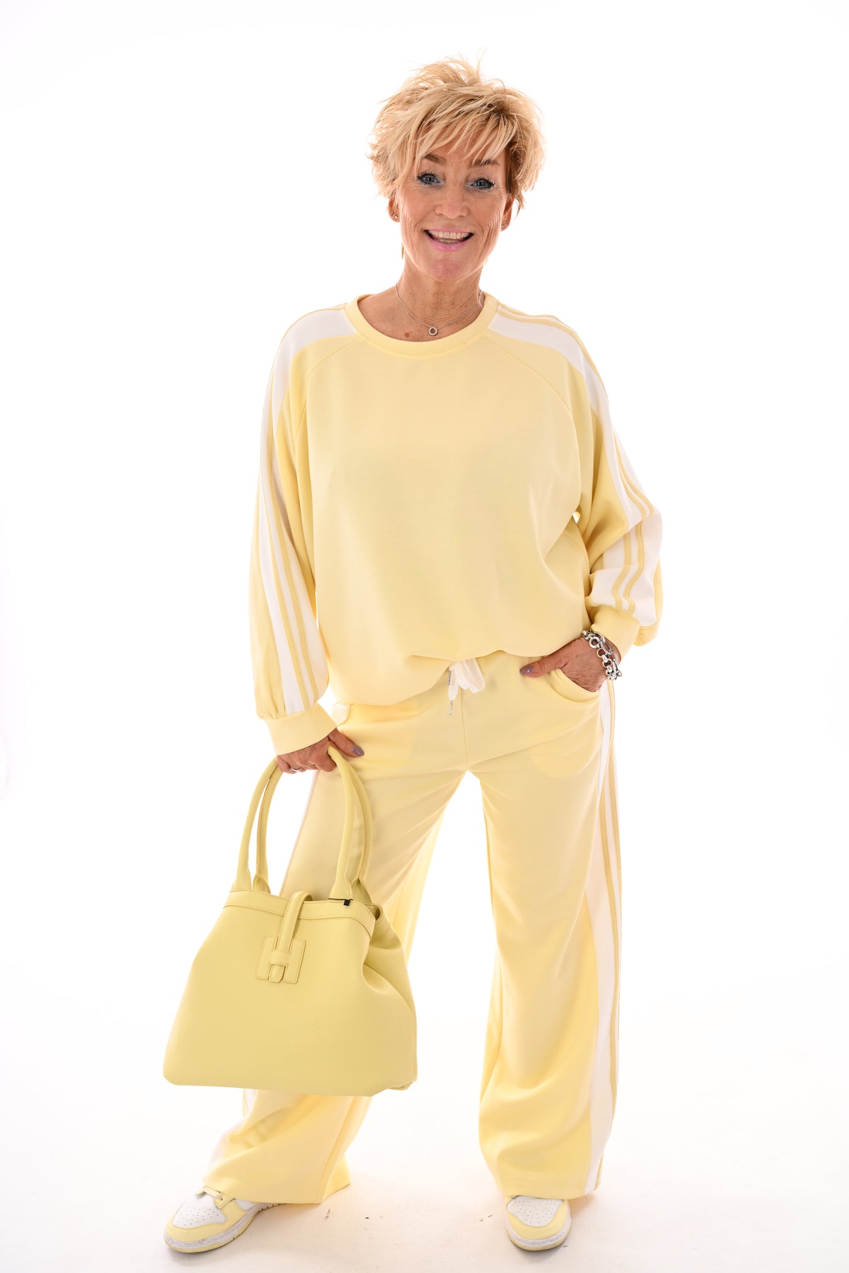 Tweedelig pak met bies botergeel