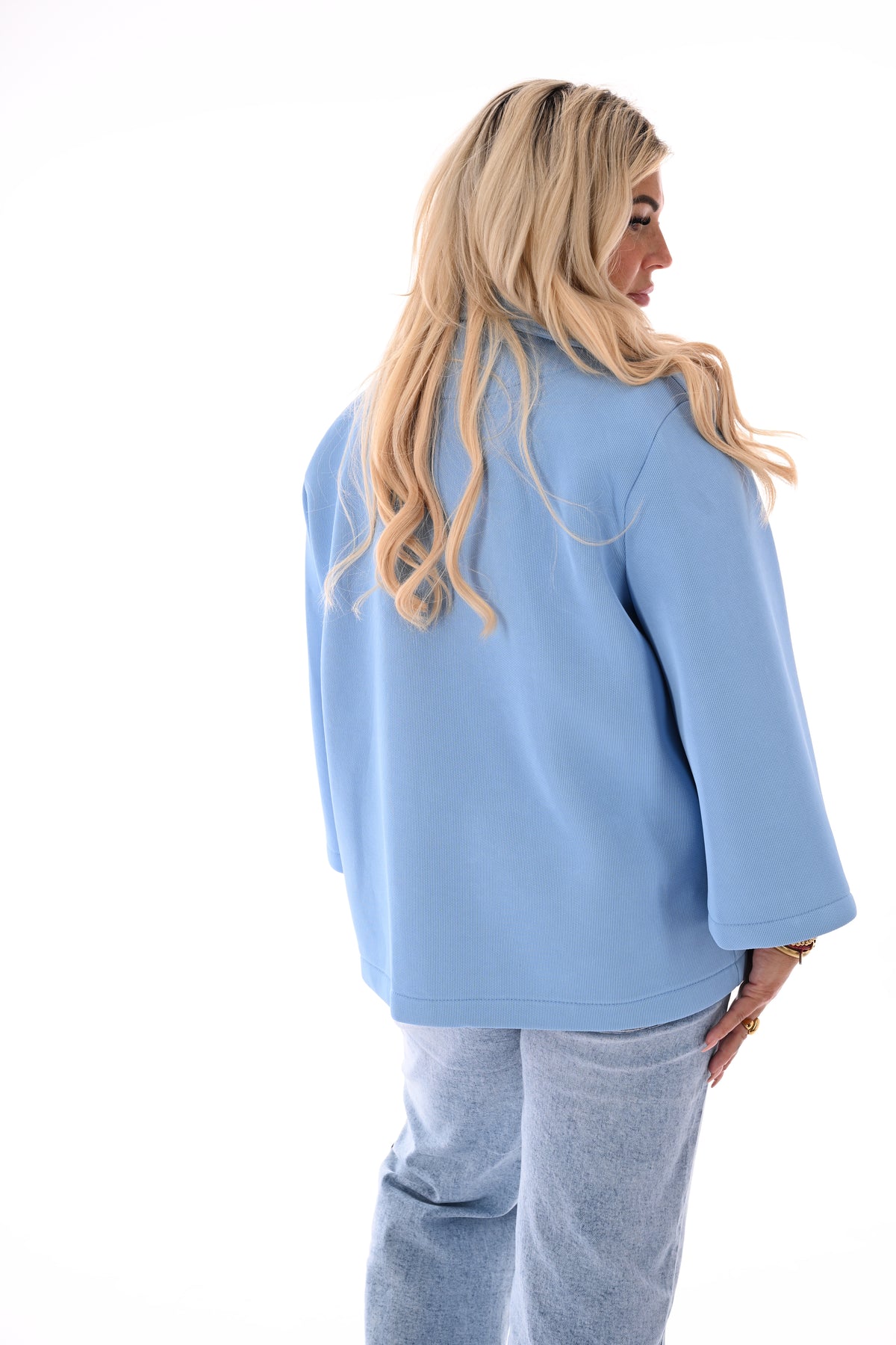 Kort jasje met kraag en knopen lichtblauw