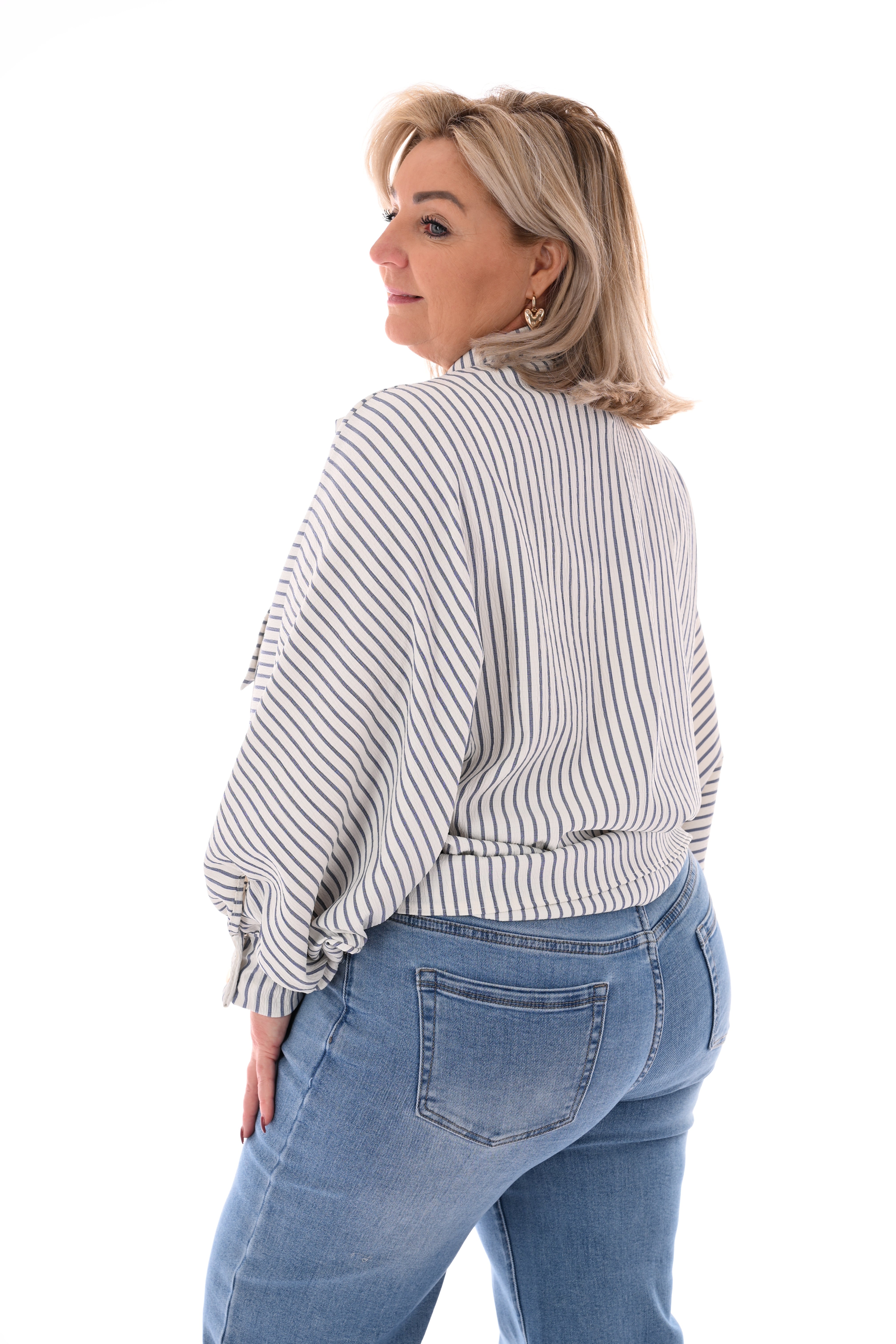 Blouse vleermuis met streepjes en strik creme/jeansblauw