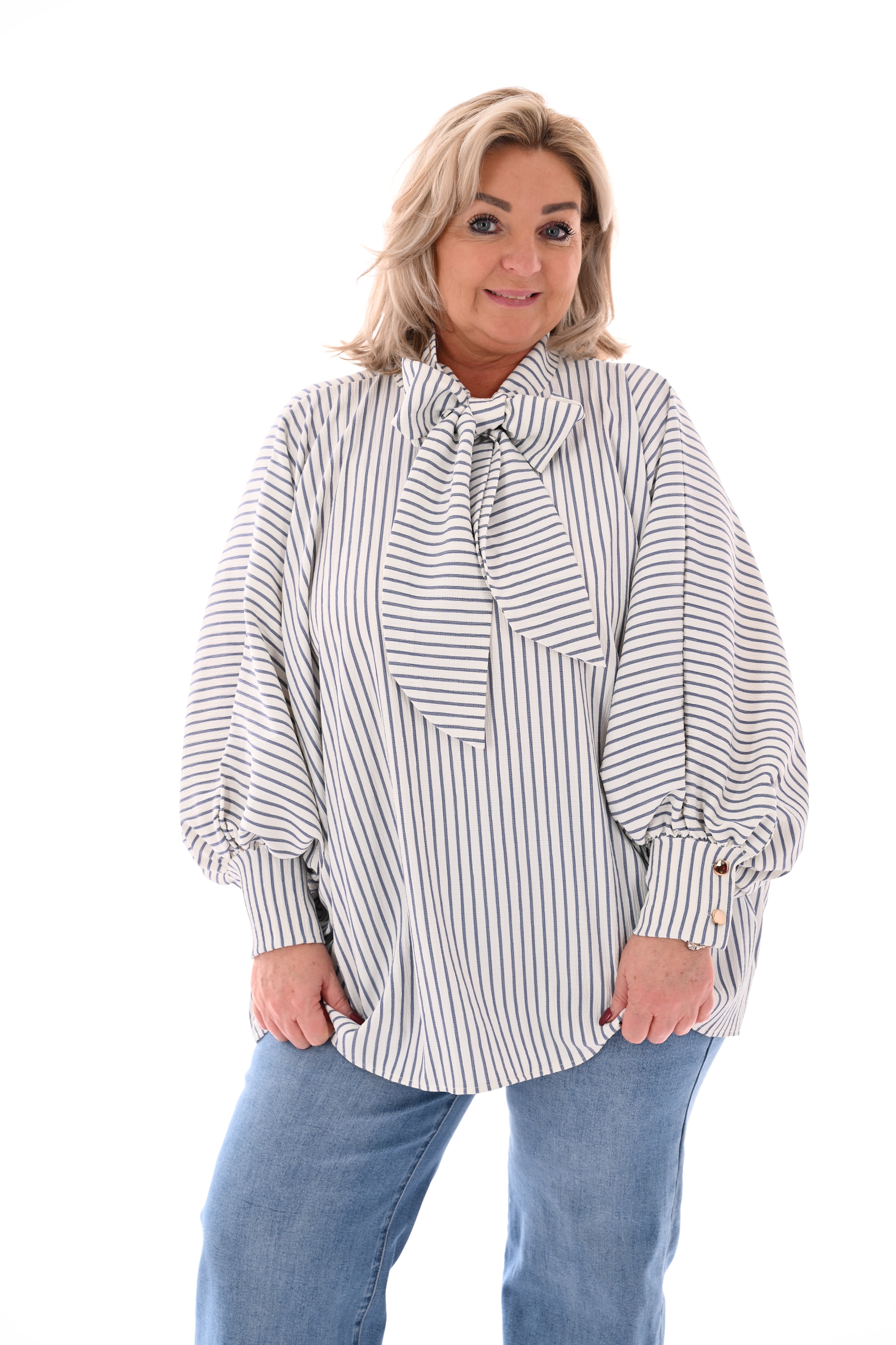 Blouse vleermuis met streepjes en strik creme/jeansblauw