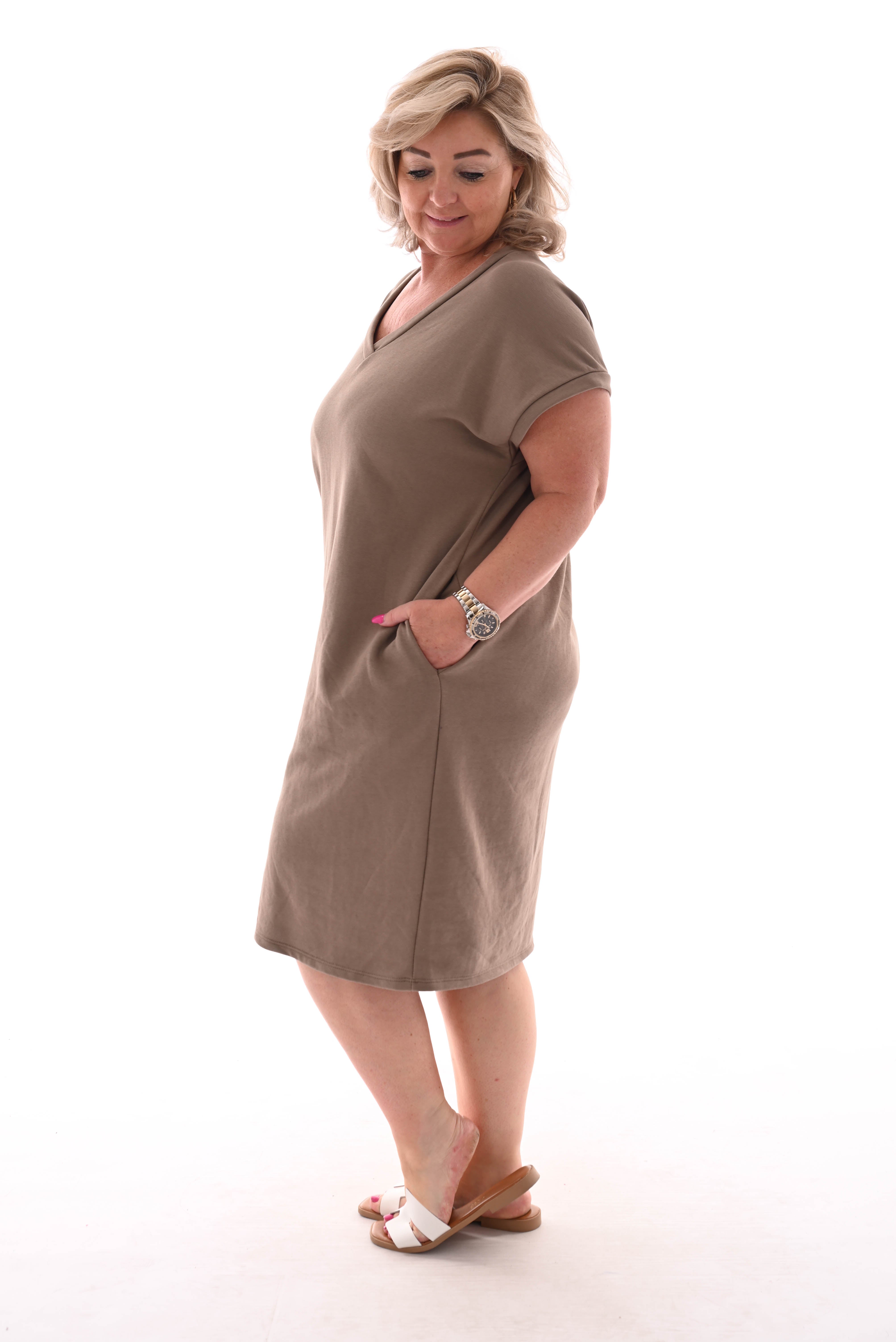 Sweaterdress v-hals korte mouwen zakken taupe