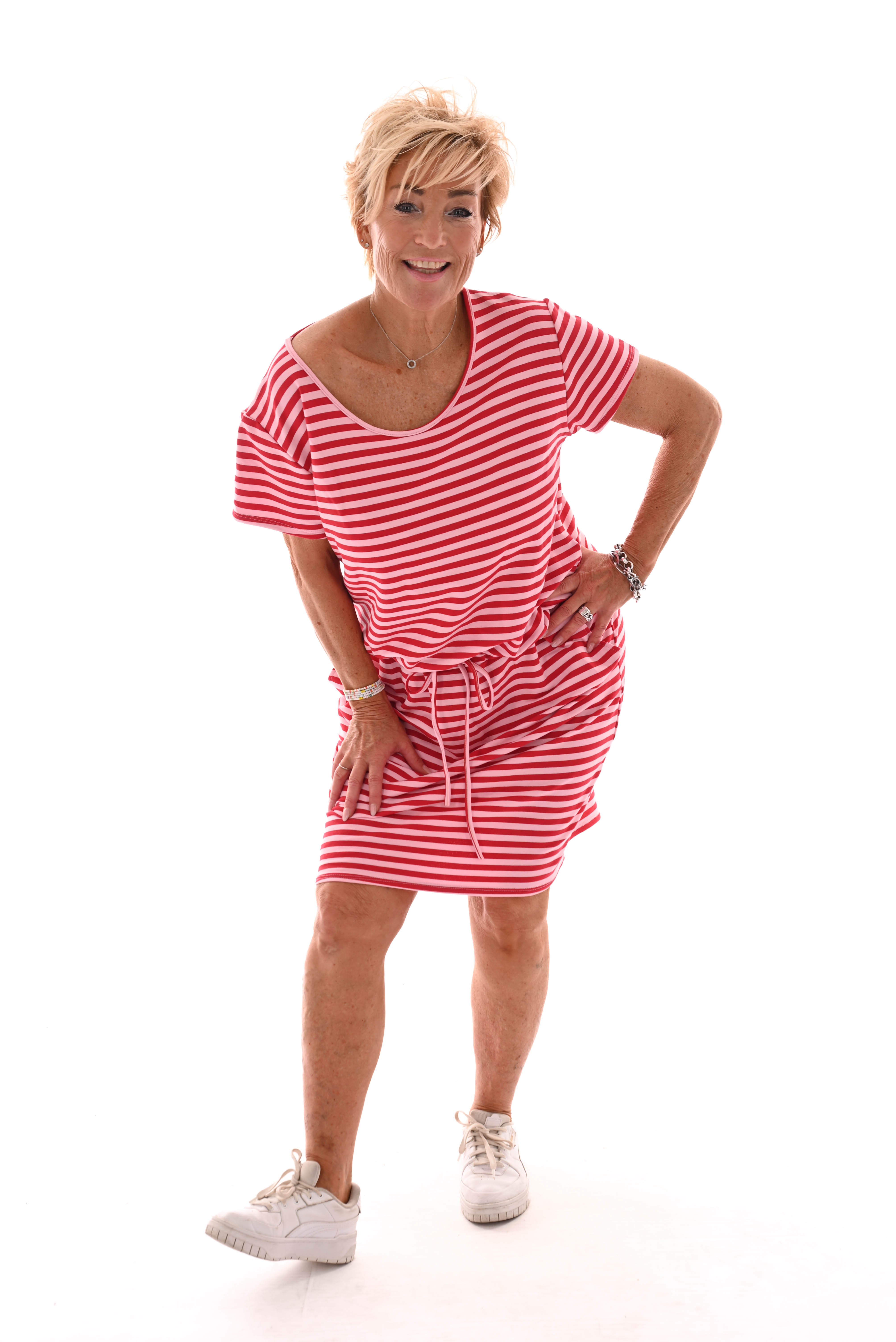 Sweaterdress gestreept met strik en zakken roze/rood