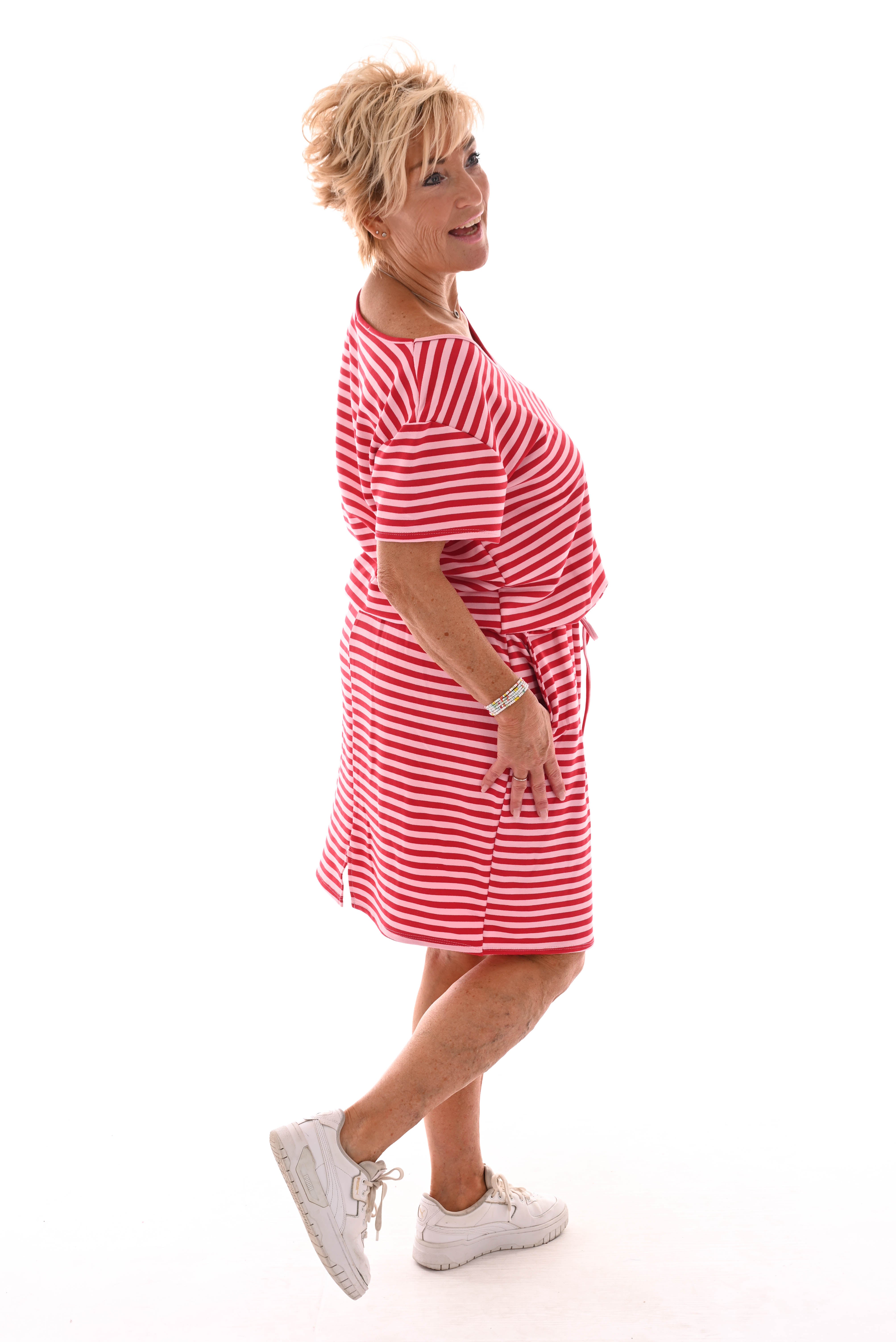 Sweaterdress gestreept met strik en zakken roze/rood