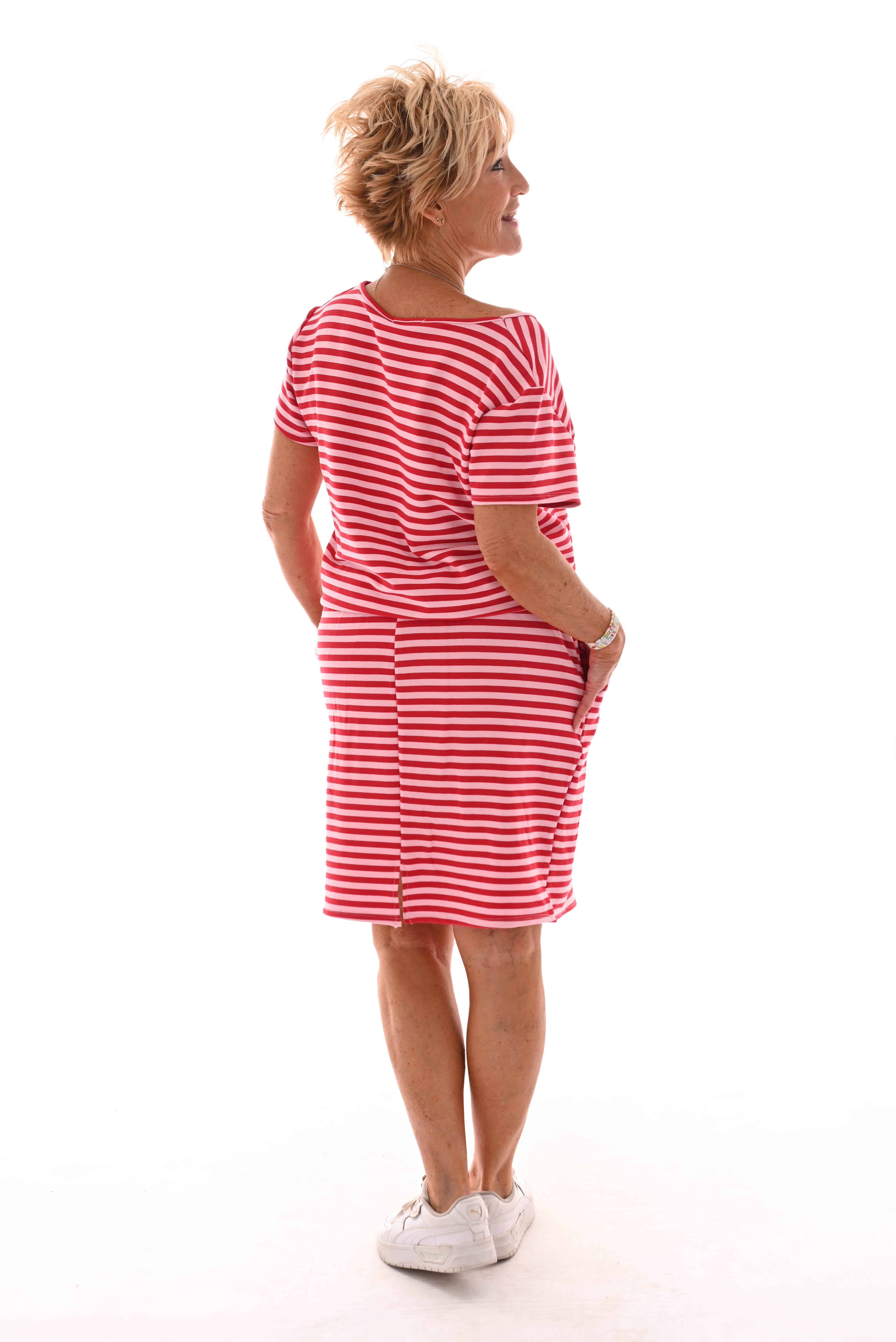 Sweaterdress gestreept met strik en zakken roze/rood